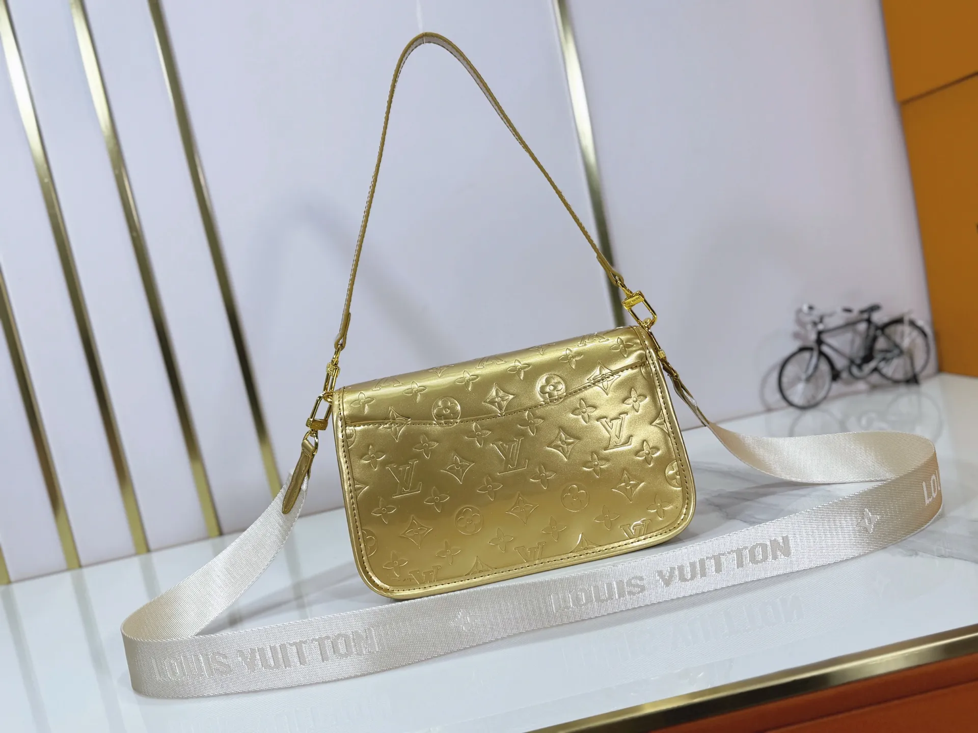 Batch 260 Upgraded Original M45985 M45988 Gold Silver This Diane handbag is decorated with classic Monogram cow leather and dazzling metal parts, using modern touches to interpret the new season interest. The zippered interior pocket keeps valuables secure, and the removable leather shoulder strap allows for a variety of carrying options. Dimensions: 24.0 x 15.0 x 9.0 cm (length x height x width)