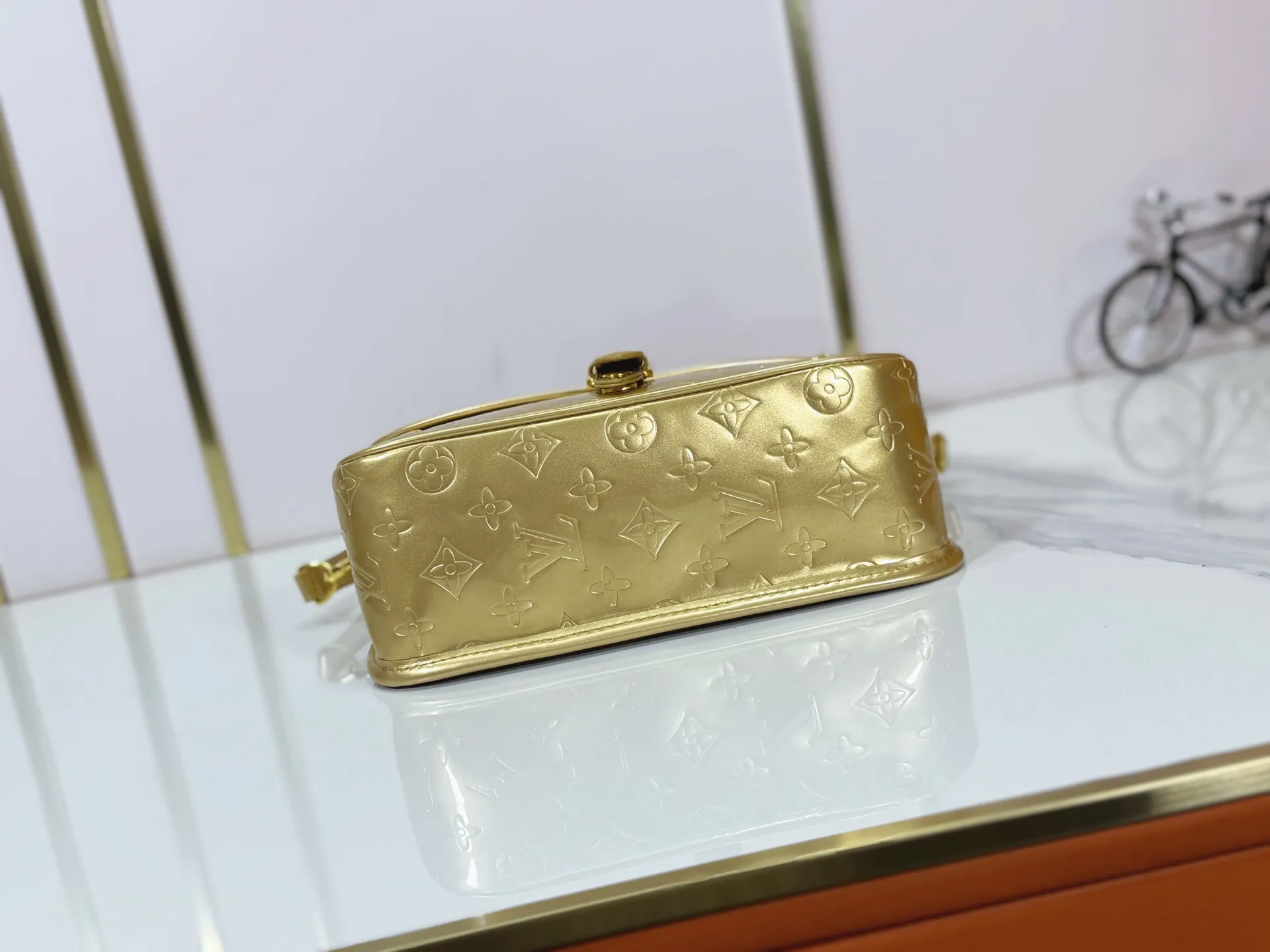 Batch 260 Upgraded Original M45985 M45988 Gold Silver This Diane handbag is decorated with classic Monogram cow leather and dazzling metal parts, using modern touches to interpret the new season interest. The zippered interior pocket keeps valuables secure, and the removable leather shoulder strap allows for a variety of carrying options. Dimensions: 24.0 x 15.0 x 9.0 cm (length x height x width)