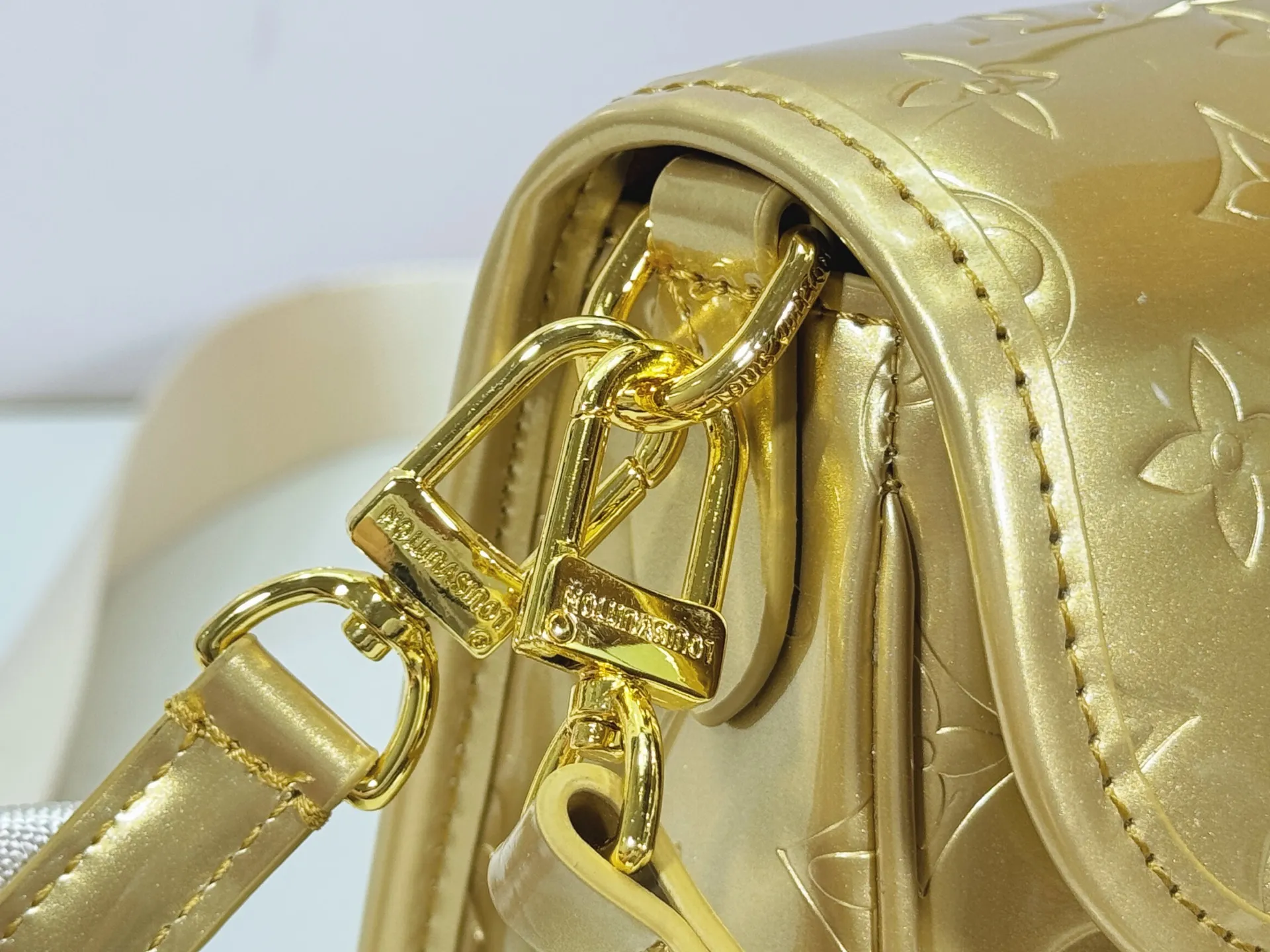 Batch 260 Upgraded Original M45985 M45988 Gold Silver This Diane handbag is decorated with classic Monogram cow leather and dazzling metal parts, using modern touches to interpret the new season interest. The zippered interior pocket keeps valuables secure, and the removable leather shoulder strap allows for a variety of carrying options. Dimensions: 24.0 x 15.0 x 9.0 cm (length x height x width)