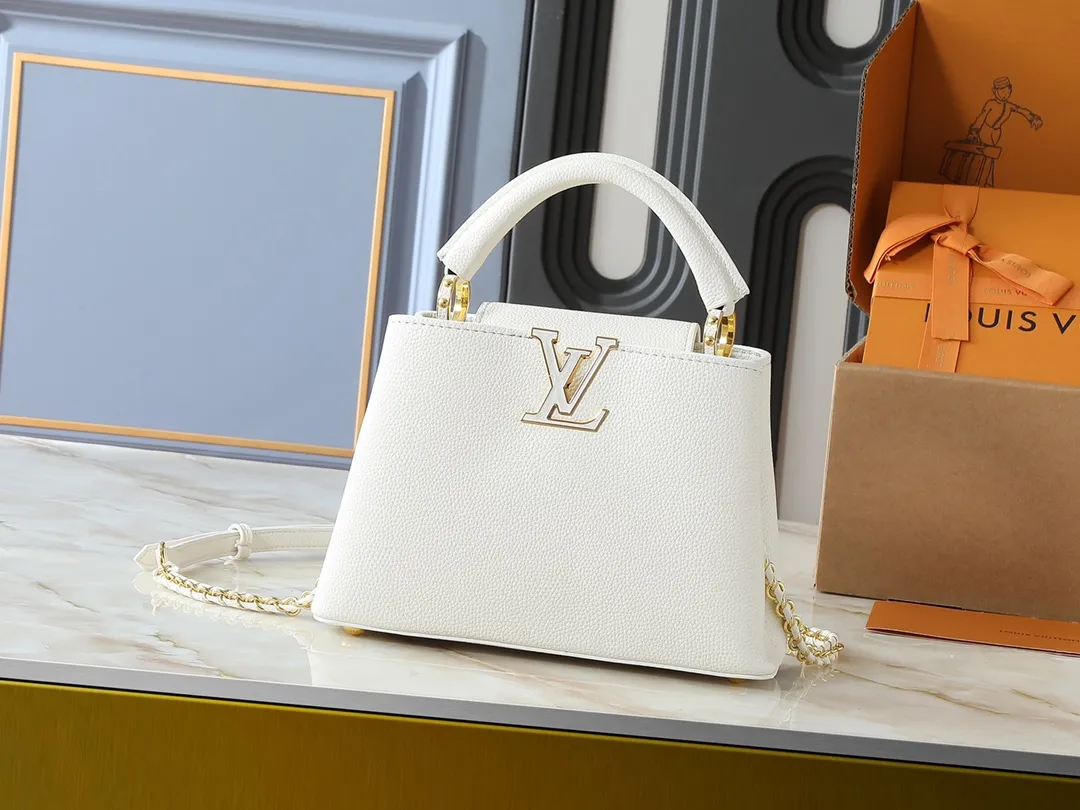 💰400💰Guangzhou goods Upgraded from the original M23083 M23082 This small Capucines handbag incorporates delicate Monogram flowers into the handle, using delicate brushstrokes to present the three-dimensional look of the LV logo, injecting dazzling luster into the soft design. Full-grain Taurillon leather is designed to fit a smartphone, short wallet and other small essentials. Dimensions: 27.0 x 17.3 x 9.0 cm (length x height x width)