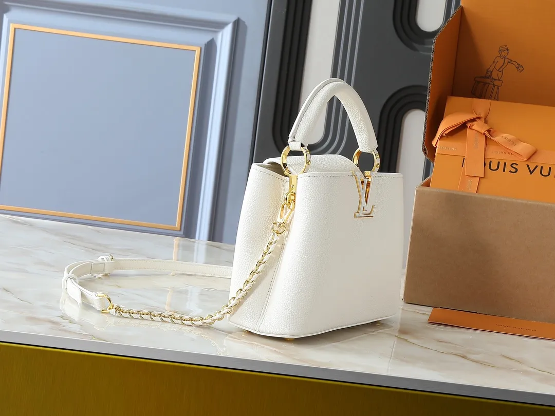 💰400💰Guangzhou goods Upgraded from the original M23083 M23082 This small Capucines handbag incorporates delicate Monogram flowers into the handle, using delicate brushstrokes to present the three-dimensional look of the LV logo, injecting dazzling luster into the soft design. Full-grain Taurillon leather is designed to fit a smartphone, short wallet and other small essentials. Dimensions: 27.0 x 17.3 x 9.0 cm (length x height x width)