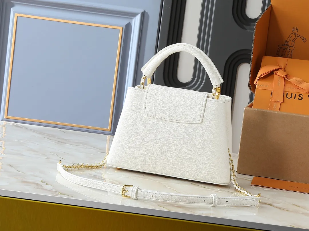 💰400💰Guangzhou goods Upgraded from the original M23083 M23082 This small Capucines handbag incorporates delicate Monogram flowers into the handle, using delicate brushstrokes to present the three-dimensional look of the LV logo, injecting dazzling luster into the soft design. Full-grain Taurillon leather is designed to fit a smartphone, short wallet and other small essentials. Dimensions: 27.0 x 17.3 x 9.0 cm (length x height x width)