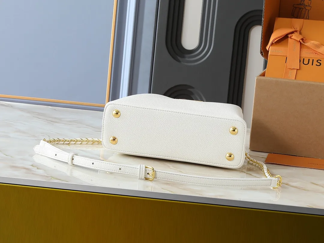 💰400💰Guangzhou goods Upgraded from the original M23083 M23082 This small Capucines handbag incorporates delicate Monogram flowers into the handle, using delicate brushstrokes to present the three-dimensional look of the LV logo, injecting dazzling luster into the soft design. Full-grain Taurillon leather is designed to fit a smartphone, short wallet and other small essentials. Dimensions: 27.0 x 17.3 x 9.0 cm (length x height x width)