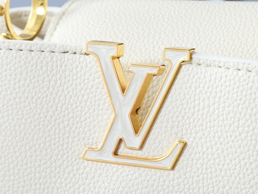 💰400💰Guangzhou goods Upgraded from the original M23083 M23082 This small Capucines handbag incorporates delicate Monogram flowers into the handle, using delicate brushstrokes to present the three-dimensional look of the LV logo, injecting dazzling luster into the soft design. Full-grain Taurillon leather is designed to fit a smartphone, short wallet and other small essentials. Dimensions: 27.0 x 17.3 x 9.0 cm (length x height x width)