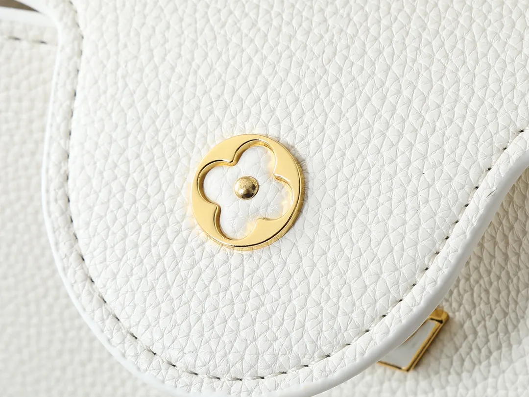💰400💰Guangzhou goods Upgraded from the original M23083 M23082 This small Capucines handbag incorporates delicate Monogram flowers into the handle, using delicate brushstrokes to present the three-dimensional look of the LV logo, injecting dazzling luster into the soft design. Full-grain Taurillon leather is designed to fit a smartphone, short wallet and other small essentials. Dimensions: 27.0 x 17.3 x 9.0 cm (length x height x width)