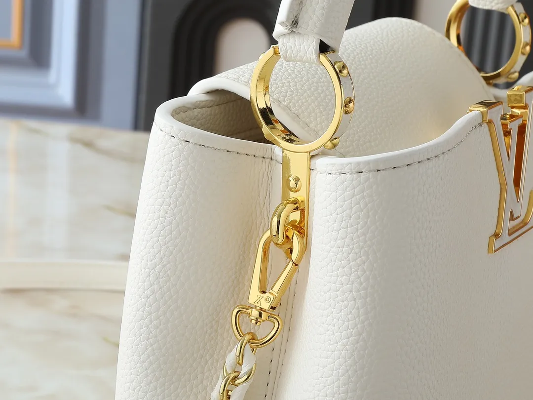 💰400💰Guangzhou goods Upgraded from the original M23083 M23082 This small Capucines handbag incorporates delicate Monogram flowers into the handle, using delicate brushstrokes to present the three-dimensional look of the LV logo, injecting dazzling luster into the soft design. Full-grain Taurillon leather is designed to fit a smartphone, short wallet and other small essentials. Dimensions: 27.0 x 17.3 x 9.0 cm (length x height x width)