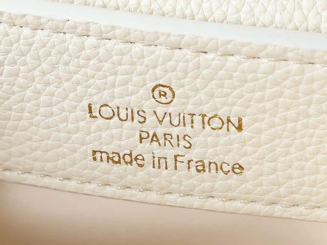 💰400💰Guangzhou goods Upgraded from the original M23083 M23082 This small Capucines handbag incorporates delicate Monogram flowers into the handle, using delicate brushstrokes to present the three-dimensional look of the LV logo, injecting dazzling luster into the soft design. Full-grain Taurillon leather is designed to fit a smartphone, short wallet and other small essentials. Dimensions: 27.0 x 17.3 x 9.0 cm (length x height x width)