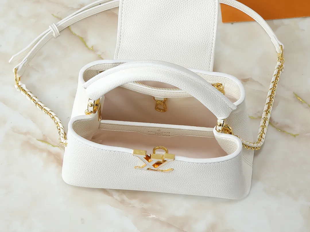 💰400💰Guangzhou goods Upgraded from the original M23083 M23082 This small Capucines handbag incorporates delicate Monogram flowers into the handle, using delicate brushstrokes to present the three-dimensional look of the LV logo, injecting dazzling luster into the soft design. Full-grain Taurillon leather is designed to fit a smartphone, short wallet and other small essentials. Dimensions: 27.0 x 17.3 x 9.0 cm (length x height x width)