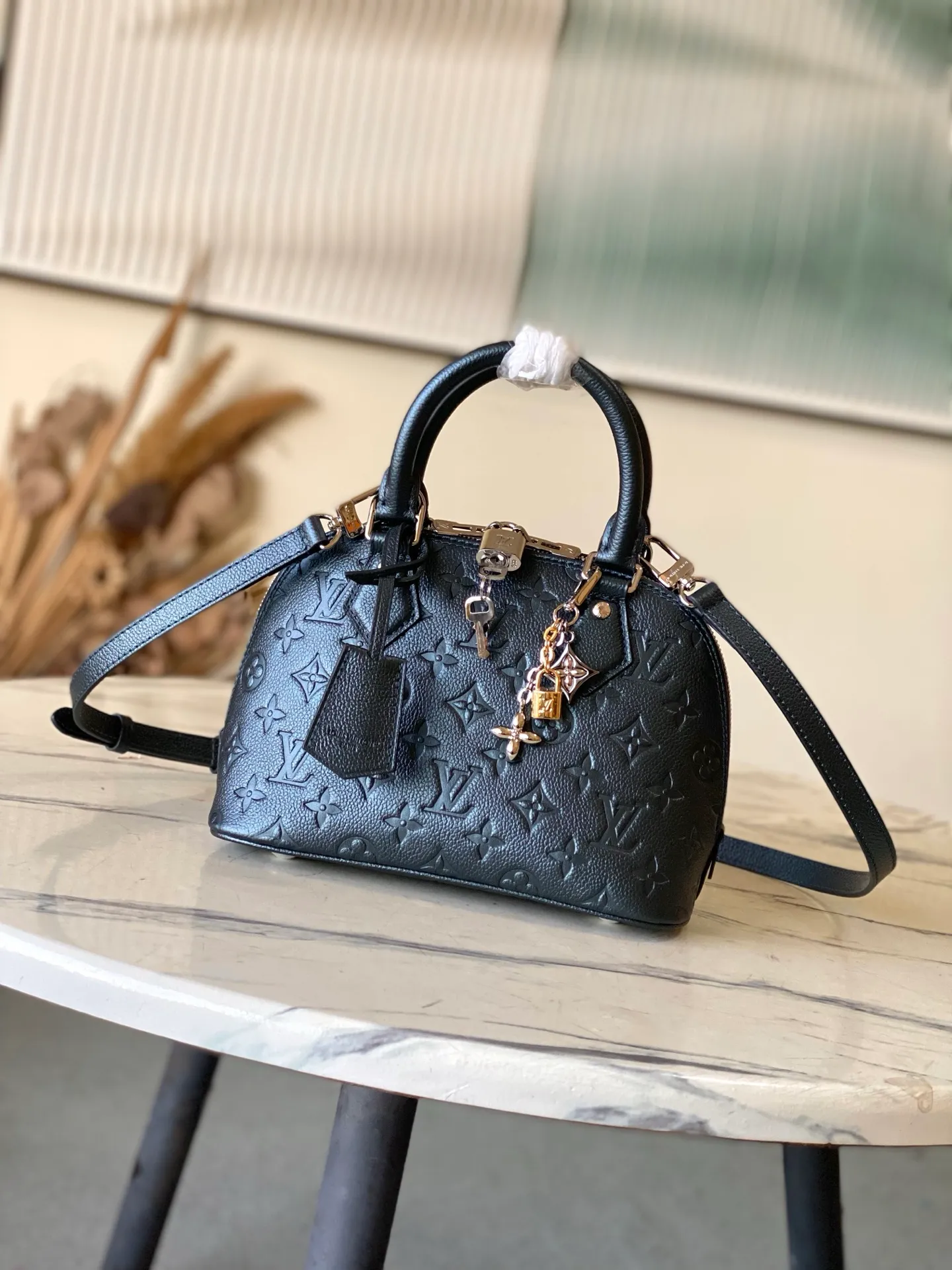 💰1140 (top layer leather) Top original order M26686 Pearlescent Blue This LV Ski version of the Alma BB bag is inspired by the magic of winter nights and decorated with this season’s exclusive sparkling hue. The model is made of Monogram Empreinte leather and features an iridescent finish and a removable tri-color metal charm that can be attached to other accessories. Among the signature details is a key bell, as well as a keyed silver padlock that pays homage to the house's suitcase heritage. Dimensions: 23.5 x 17.5 x 11.5 cm