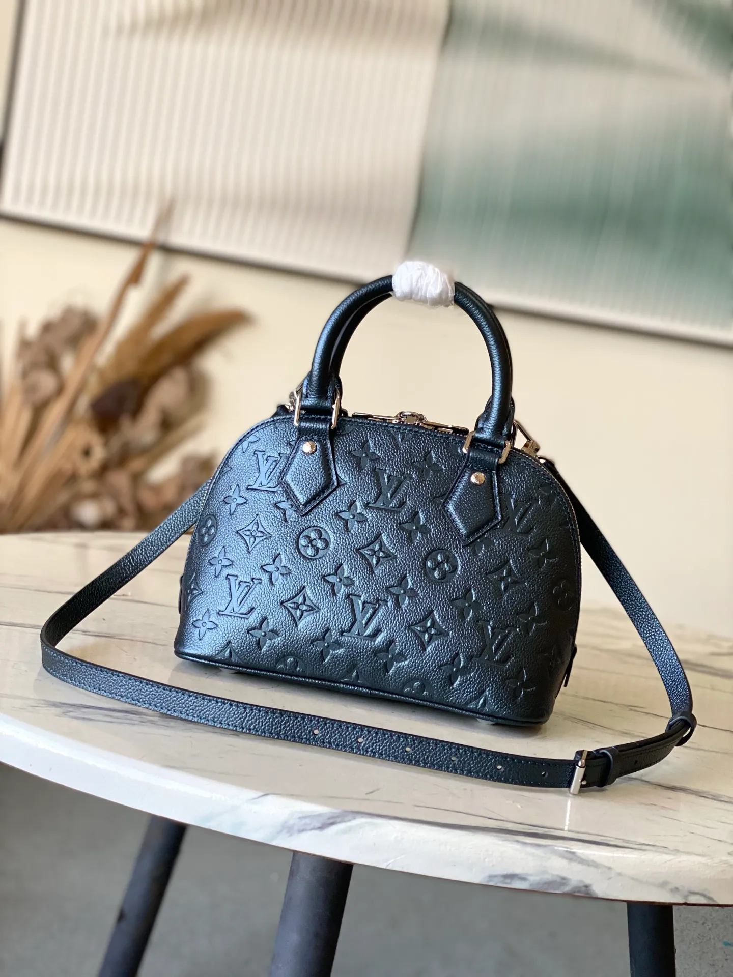 💰1140 (top layer leather) Top original order M26686 Pearlescent Blue This LV Ski version of the Alma BB bag is inspired by the magic of winter nights and decorated with this season’s exclusive sparkling hue. The model is made of Monogram Empreinte leather and features an iridescent finish and a removable tri-color metal charm that can be attached to other accessories. Among the signature details is a key bell, as well as a keyed silver padlock that pays homage to the house's suitcase heritage. Dimensions: 23.5 x 17.5 x 11.5 cm