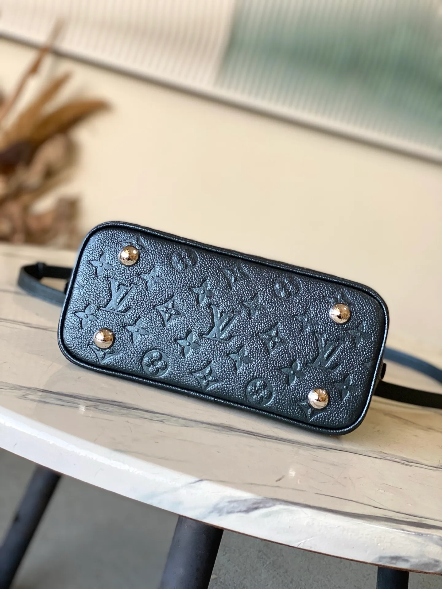 💰1140 (top layer leather) Top original order M26686 Pearlescent Blue This LV Ski version of the Alma BB bag is inspired by the magic of winter nights and decorated with this season’s exclusive sparkling hue. The model is made of Monogram Empreinte leather and features an iridescent finish and a removable tri-color metal charm that can be attached to other accessories. Among the signature details is a key bell, as well as a keyed silver padlock that pays homage to the house's suitcase heritage. Dimensions: 23.5 x 17.5 x 11.5 cm