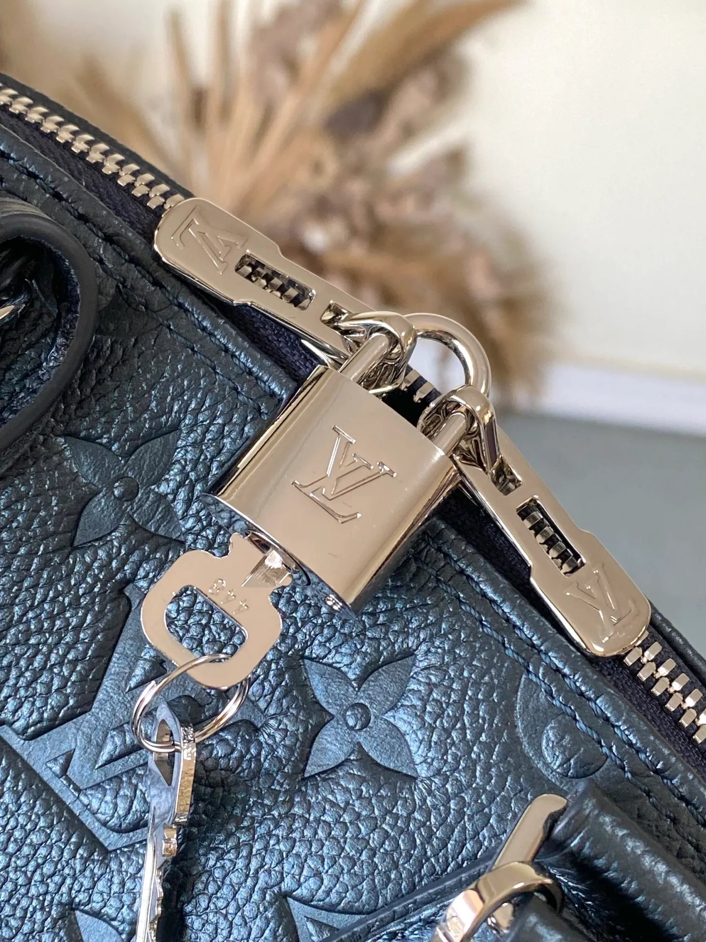 💰1140 (top layer leather) Top original order M26686 Pearlescent Blue This LV Ski version of the Alma BB bag is inspired by the magic of winter nights and decorated with this season’s exclusive sparkling hue. The model is made of Monogram Empreinte leather and features an iridescent finish and a removable tri-color metal charm that can be attached to other accessories. Among the signature details is a key bell, as well as a keyed silver padlock that pays homage to the house's suitcase heritage. Dimensions: 23.5 x 17.5 x 11.5 cm