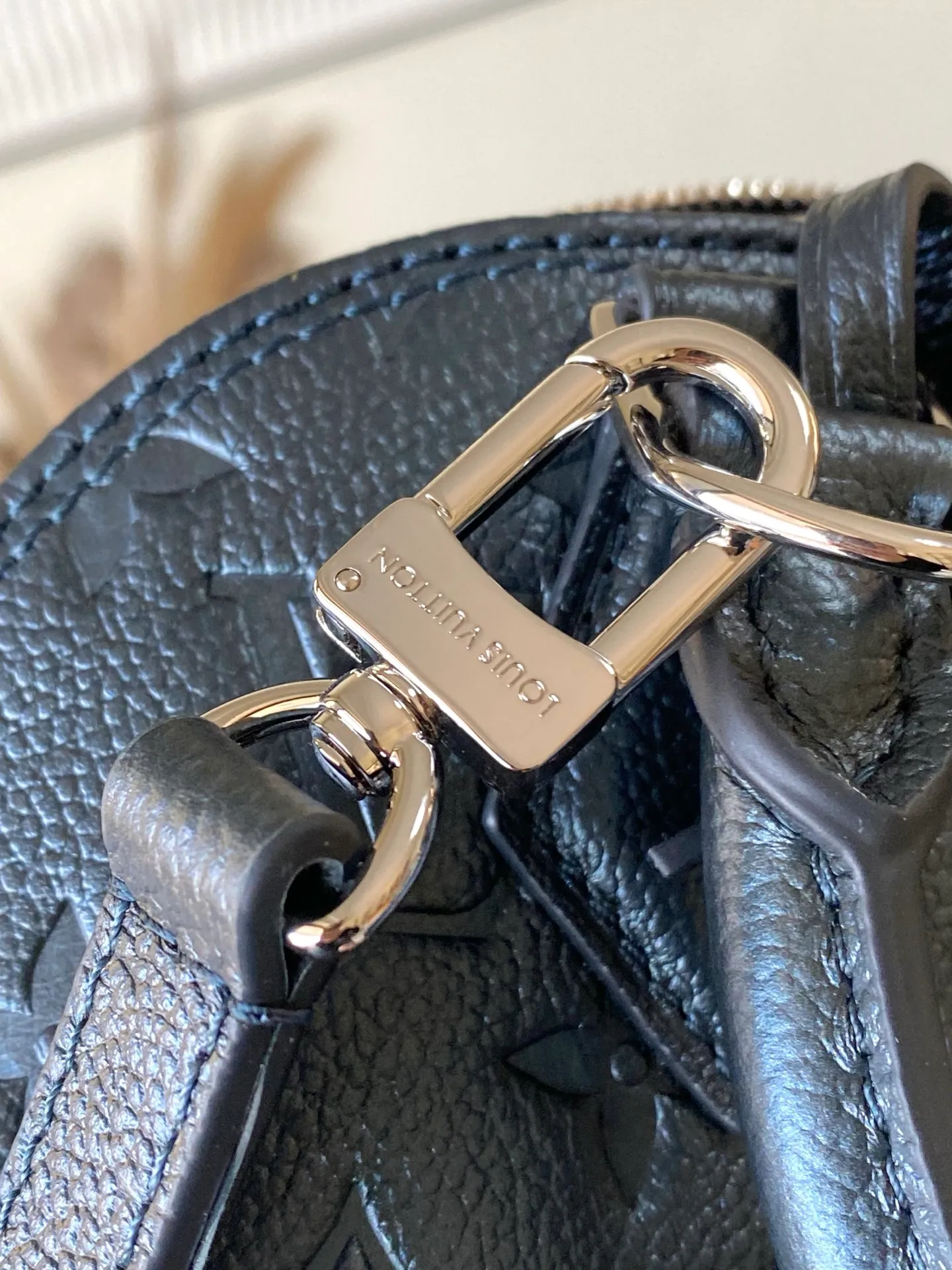 💰1140 (top layer leather) Top original order M26686 Pearlescent Blue This LV Ski version of the Alma BB bag is inspired by the magic of winter nights and decorated with this season’s exclusive sparkling hue. The model is made of Monogram Empreinte leather and features an iridescent finish and a removable tri-color metal charm that can be attached to other accessories. Among the signature details is a key bell, as well as a keyed silver padlock that pays homage to the house's suitcase heritage. Dimensions: 23.5 x 17.5 x 11.5 cm