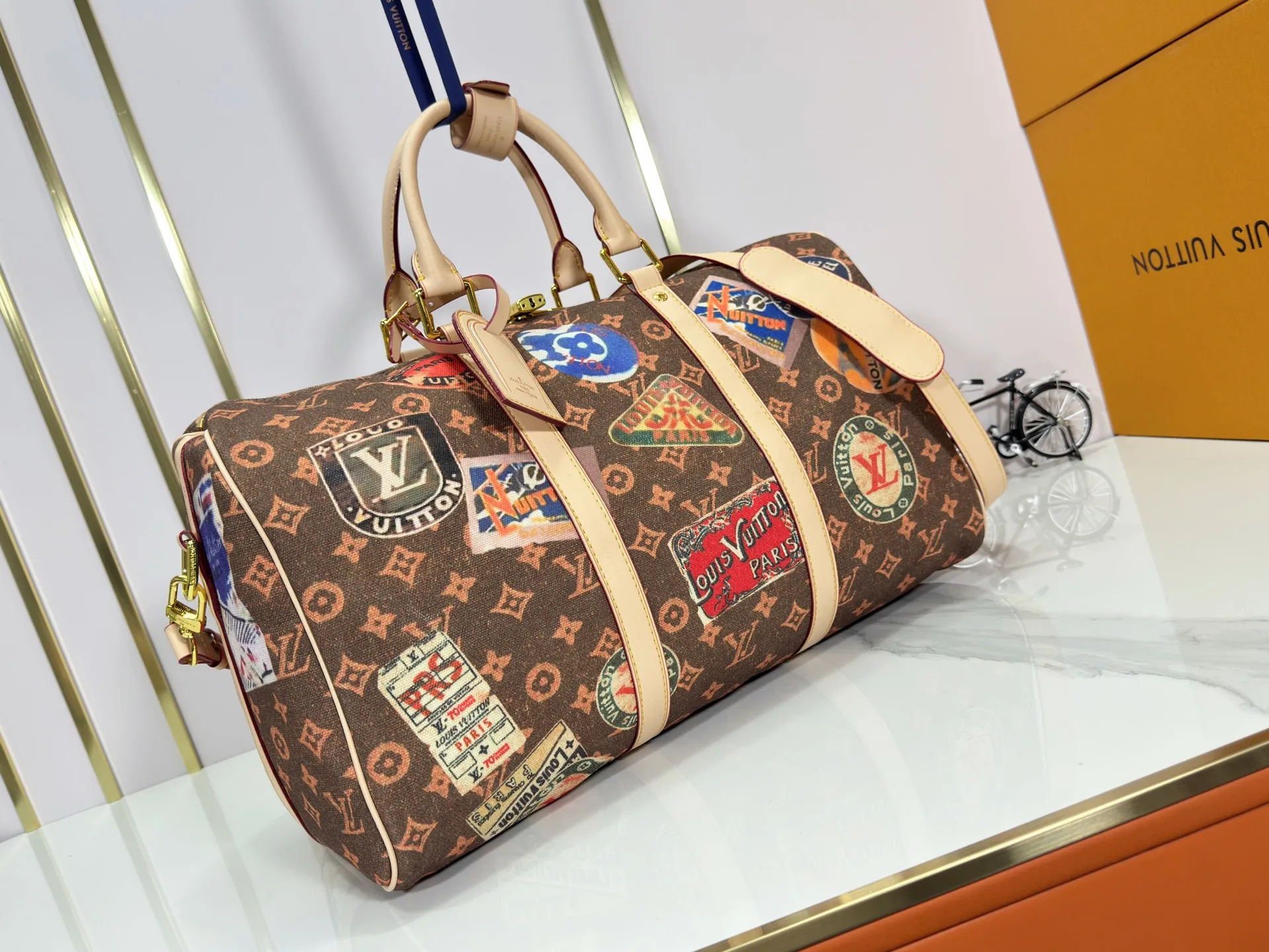 P360 M41418 M14736 This model is "Kipol 45" sewn with a single piece of canvas. The Louis Vuitton travel sticker pack creates a gorgeous vibe and is perfect for any traveler. The leather trimming that further enhances the retro-style charm is also attractive. The optional carry-on bag (which varies by airline and device used) features two top handles and removable and adjustable shoulder straps for multiple carrying options.  45,0