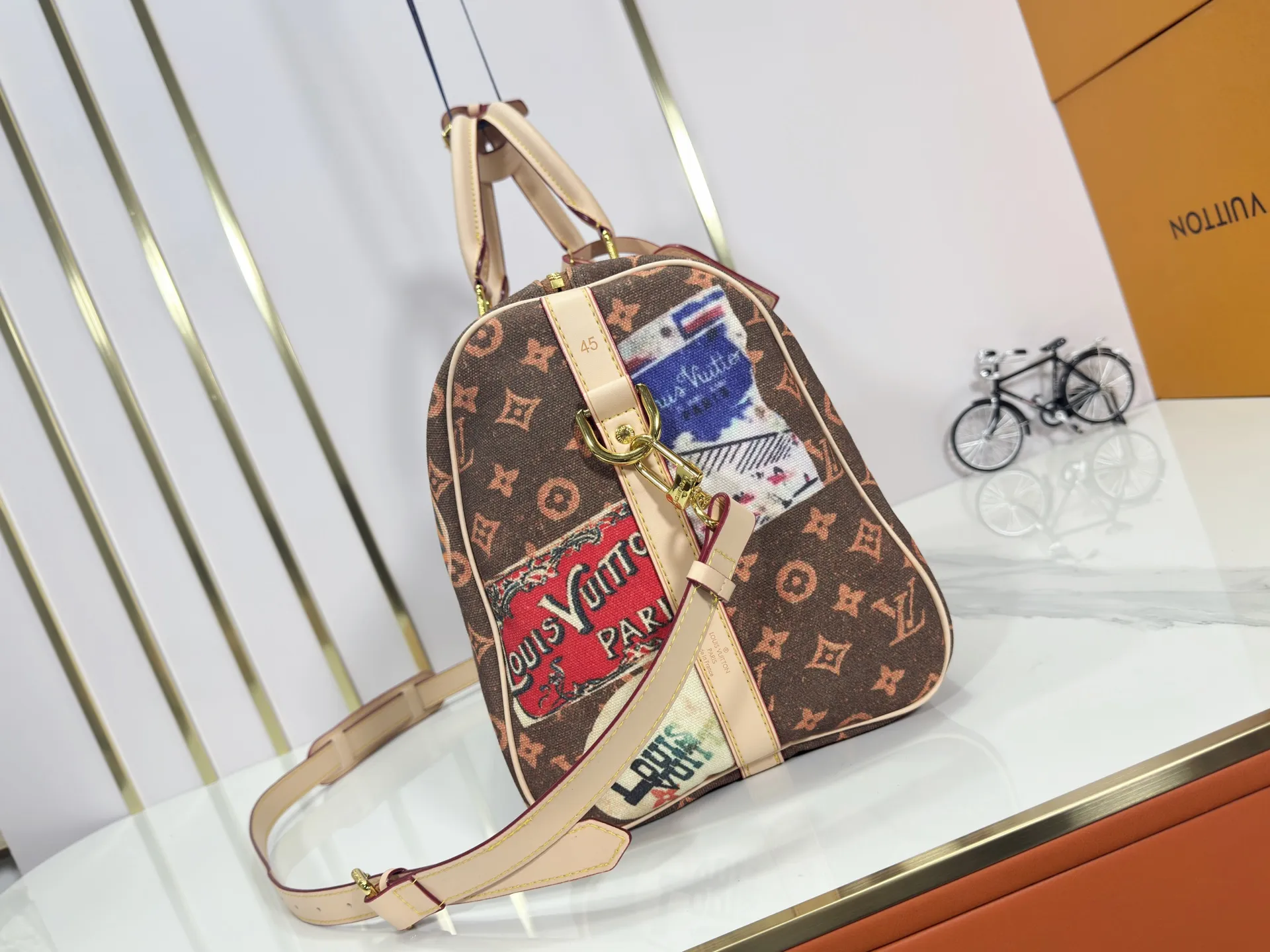 P360 M41418 M14736 This model is "Kipol 45" sewn with a single piece of canvas. The Louis Vuitton travel sticker pack creates a gorgeous vibe and is perfect for any traveler. The leather trimming that further enhances the retro-style charm is also attractive. The optional carry-on bag (which varies by airline and device used) features two top handles and removable and adjustable shoulder straps for multiple carrying options.  45,0