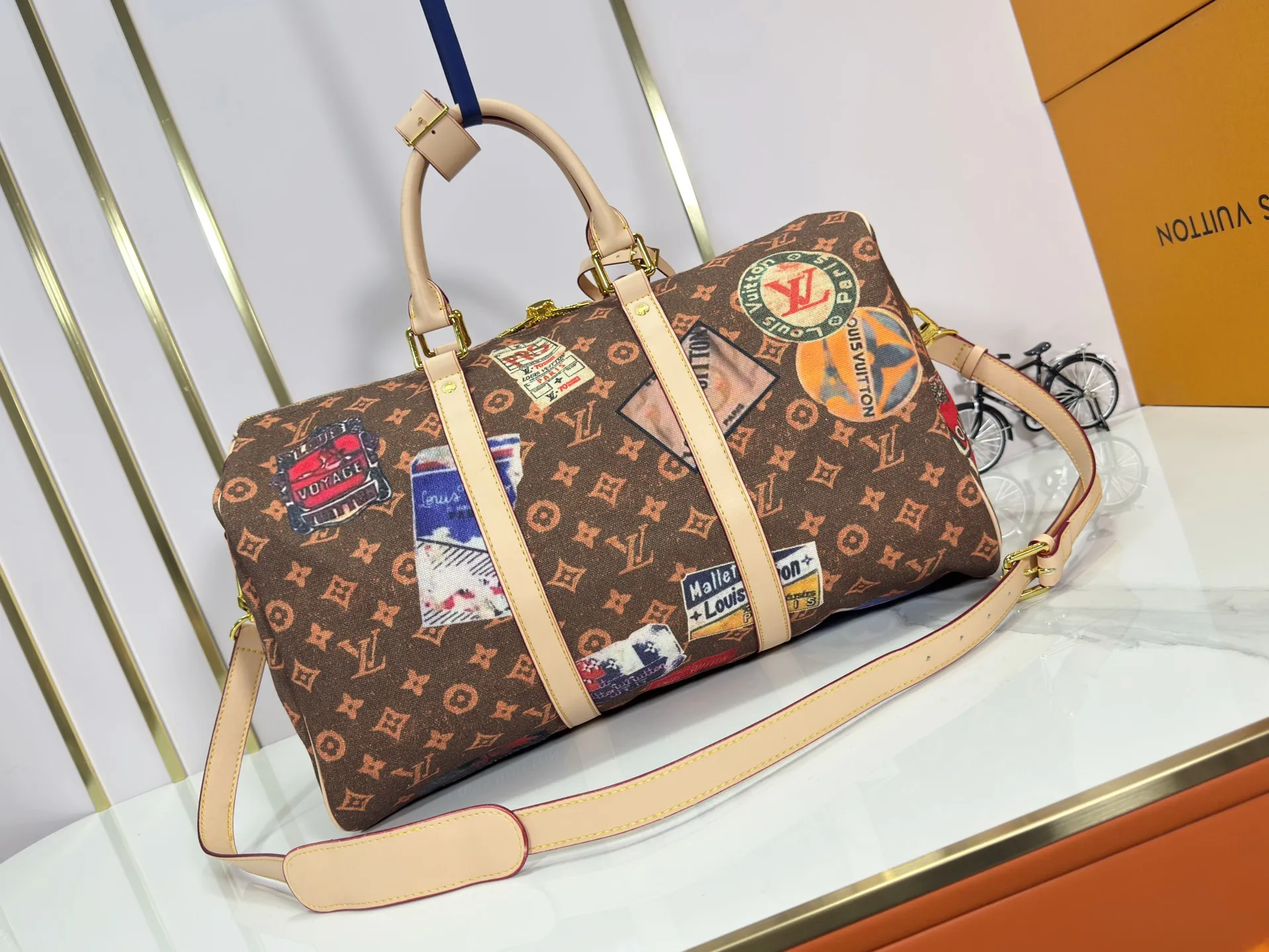 P360 M41418 M14736 This model is "Kipol 45" sewn with a single piece of canvas. The Louis Vuitton travel sticker pack creates a gorgeous vibe and is perfect for any traveler. The leather trimming that further enhances the retro-style charm is also attractive. The optional carry-on bag (which varies by airline and device used) features two top handles and removable and adjustable shoulder straps for multiple carrying options.  45,0
