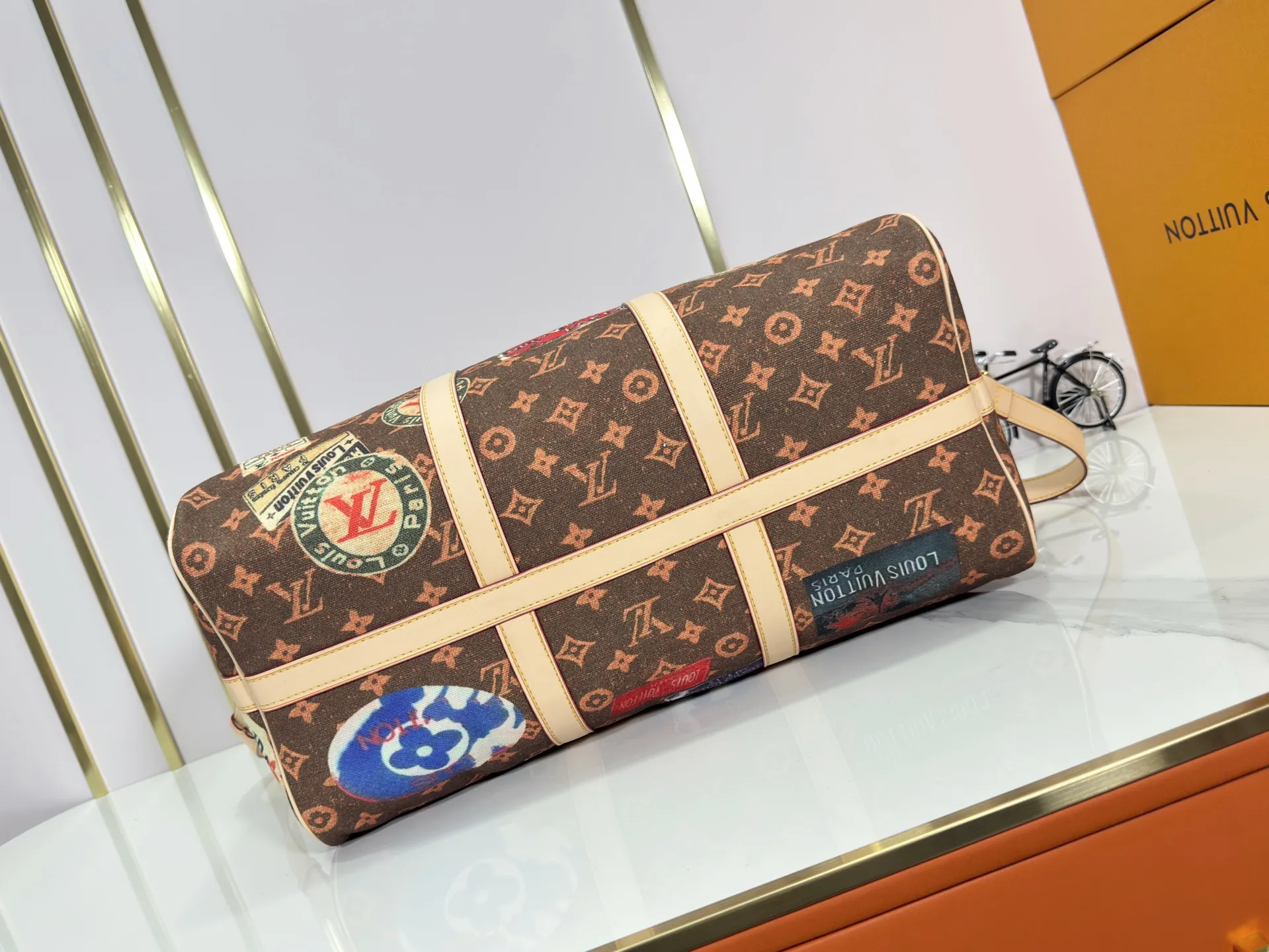 P360 M41418 M14736 This model is "Kipol 45" sewn with a single piece of canvas. The Louis Vuitton travel sticker pack creates a gorgeous vibe and is perfect for any traveler. The leather trimming that further enhances the retro-style charm is also attractive. The optional carry-on bag (which varies by airline and device used) features two top handles and removable and adjustable shoulder straps for multiple carrying options.  45,0
