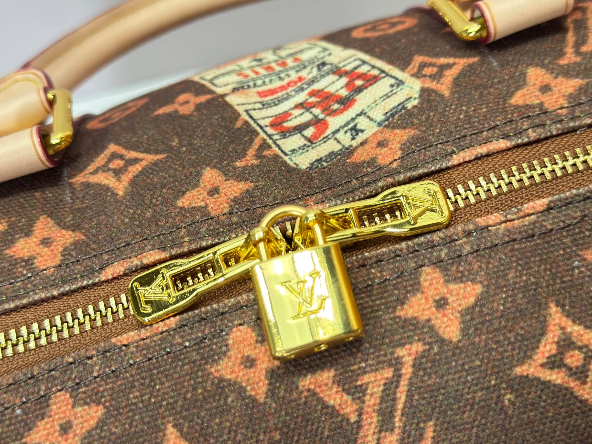 P360 M41418 M14736 This model is "Kipol 45" sewn with a single piece of canvas. The Louis Vuitton travel sticker pack creates a gorgeous vibe and is perfect for any traveler. The leather trimming that further enhances the retro-style charm is also attractive. The optional carry-on bag (which varies by airline and device used) features two top handles and removable and adjustable shoulder straps for multiple carrying options.  45,0