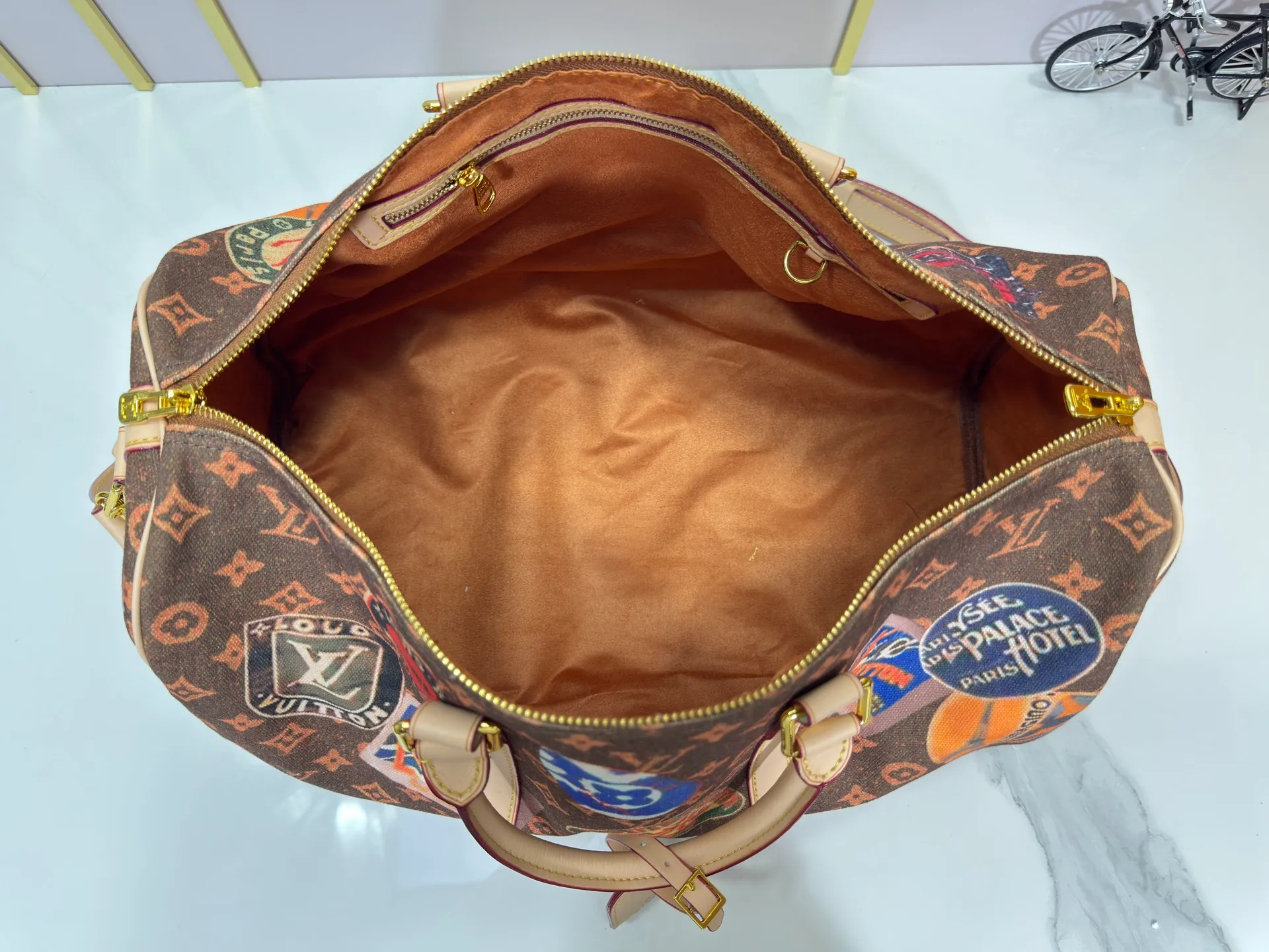 P360 M41418 M14736 This model is "Kipol 45" sewn with a single piece of canvas. The Louis Vuitton travel sticker pack creates a gorgeous vibe and is perfect for any traveler. The leather trimming that further enhances the retro-style charm is also attractive. The optional carry-on bag (which varies by airline and device used) features two top handles and removable and adjustable shoulder straps for multiple carrying options.  45,0
