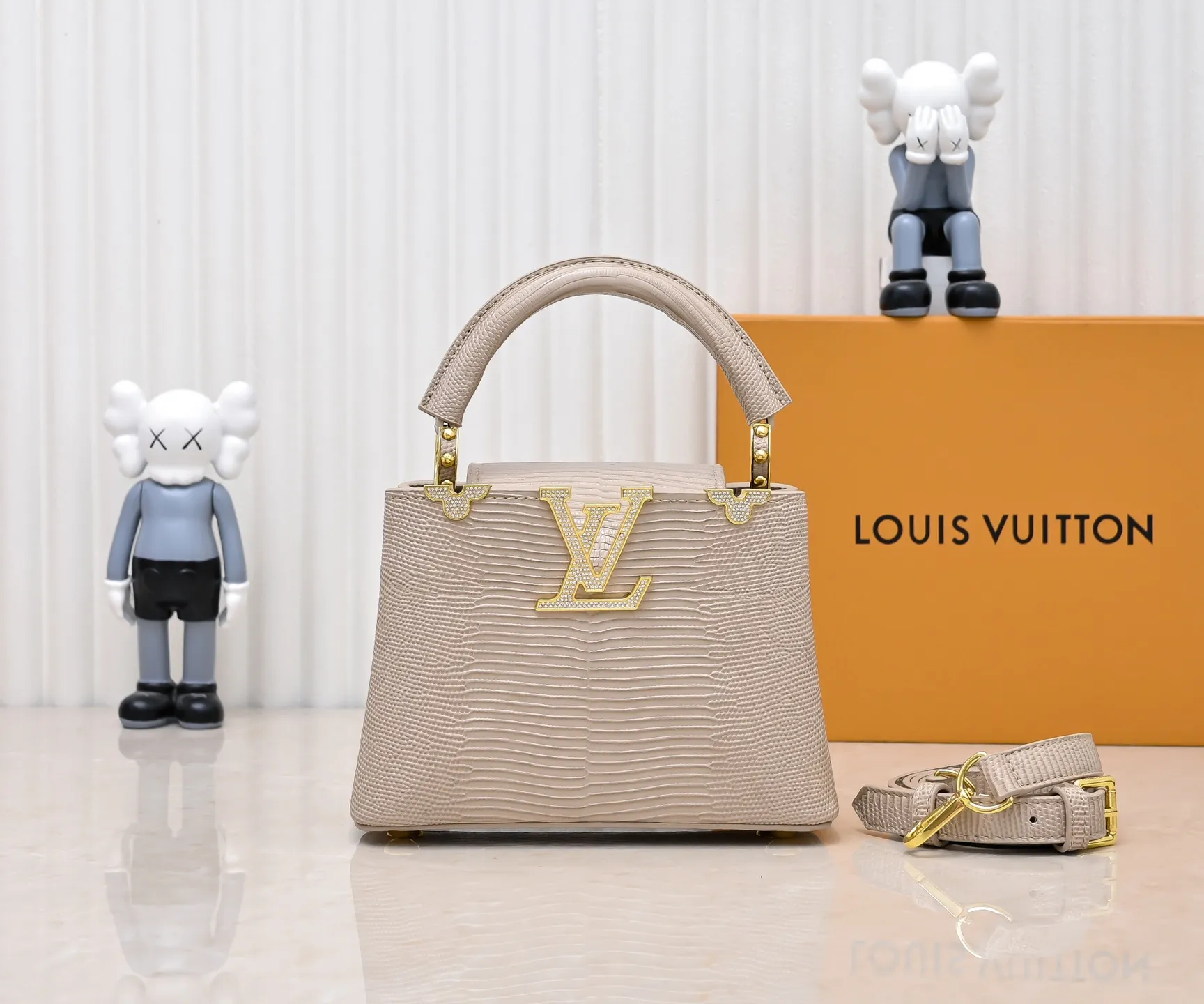 Top original P420 Guangzhou goods M12296 apricot lizard leather with gold diamond corolla🔺This Capucines mini handbag is wrapped in gorgeous lizard leather and lined with delicate sheepskin, embellished with dazzling metal parts. The flip cover reads LV letters inside, and a Monogram flower blooms when turned out. Its compact size makes it a dazzling choice for evening occasions. Detailed features 21 x 14 x 8 cm (length x height x width