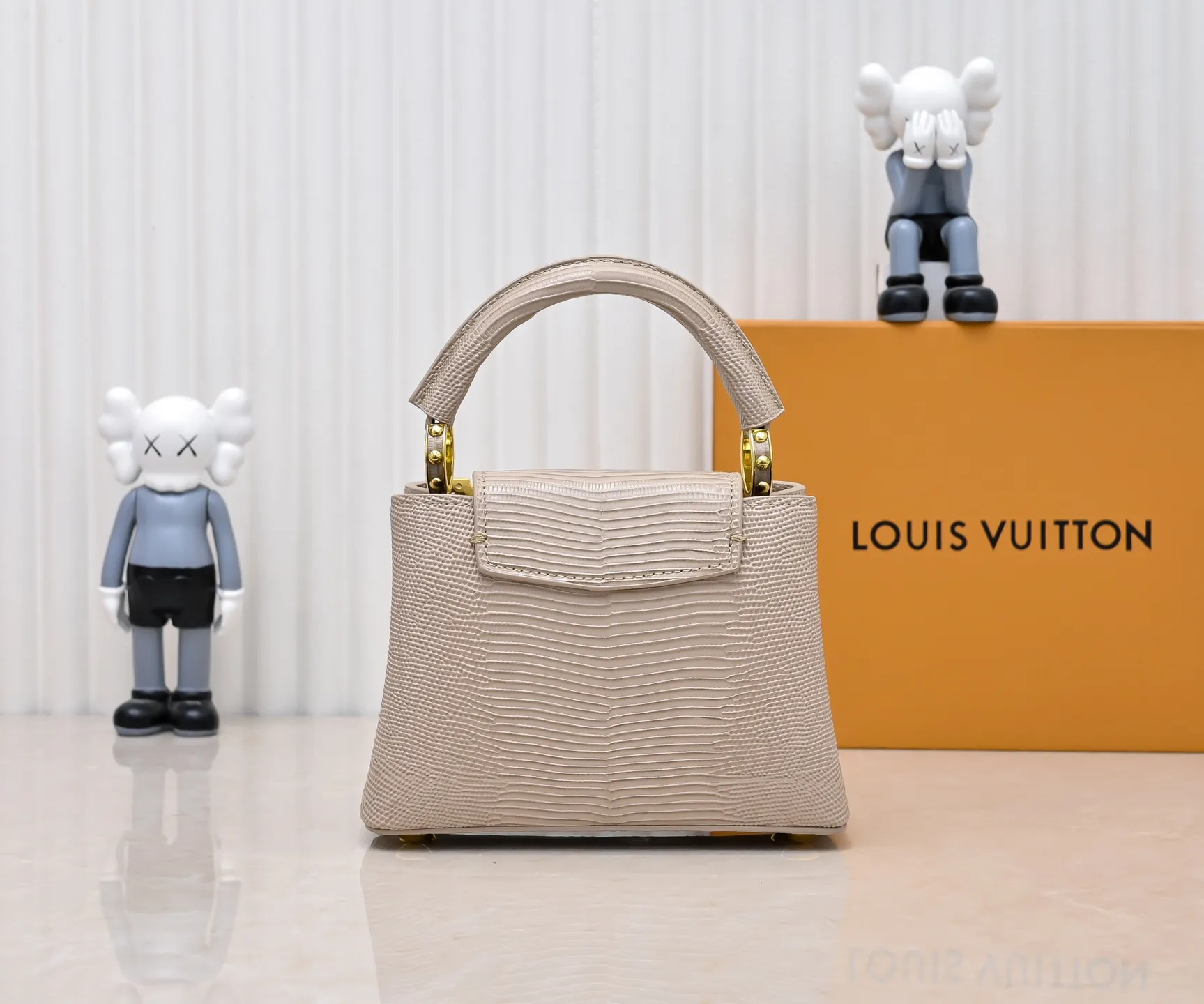Top original P420 Guangzhou goods M12296 apricot lizard leather with gold diamond corolla🔺This Capucines mini handbag is wrapped in gorgeous lizard leather and lined with delicate sheepskin, embellished with dazzling metal parts. The flip cover reads LV letters inside, and a Monogram flower blooms when turned out. Its compact size makes it a dazzling choice for evening occasions. Detailed features 21 x 14 x 8 cm (length x height x width