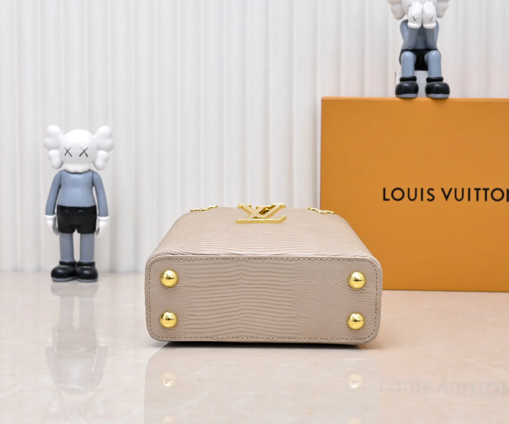Top original P420 Guangzhou goods M12296 apricot lizard leather with gold diamond corolla🔺This Capucines mini handbag is wrapped in gorgeous lizard leather and lined with delicate sheepskin, embellished with dazzling metal parts. The flip cover reads LV letters inside, and a Monogram flower blooms when turned out. Its compact size makes it a dazzling choice for evening occasions. Detailed features 21 x 14 x 8 cm (length x height x width