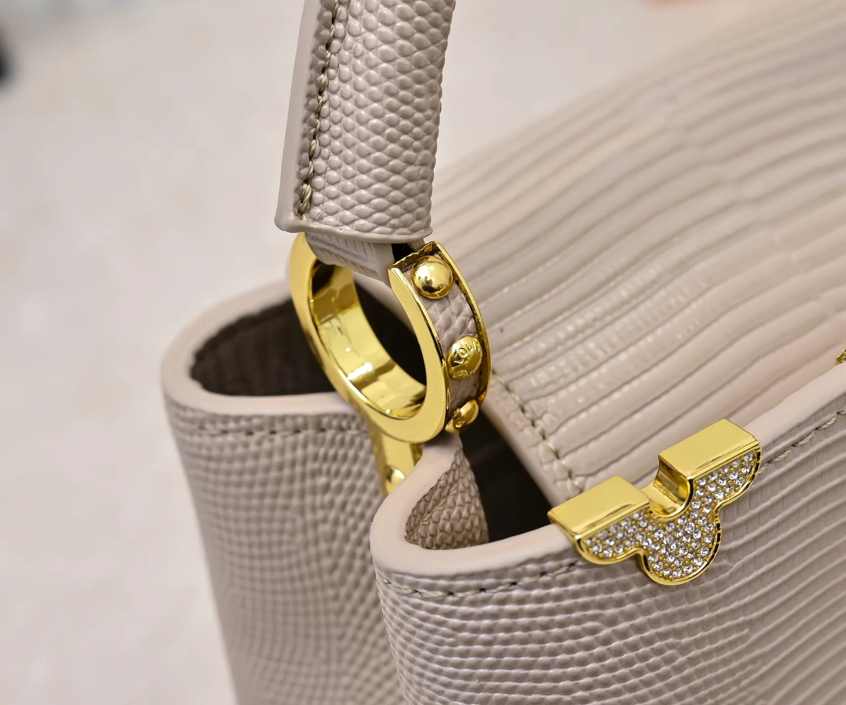 Top original P420 Guangzhou goods M12296 apricot lizard leather with gold diamond corolla🔺This Capucines mini handbag is wrapped in gorgeous lizard leather and lined with delicate sheepskin, embellished with dazzling metal parts. The flip cover reads LV letters inside, and a Monogram flower blooms when turned out. Its compact size makes it a dazzling choice for evening occasions. Detailed features 21 x 14 x 8 cm (length x height x width