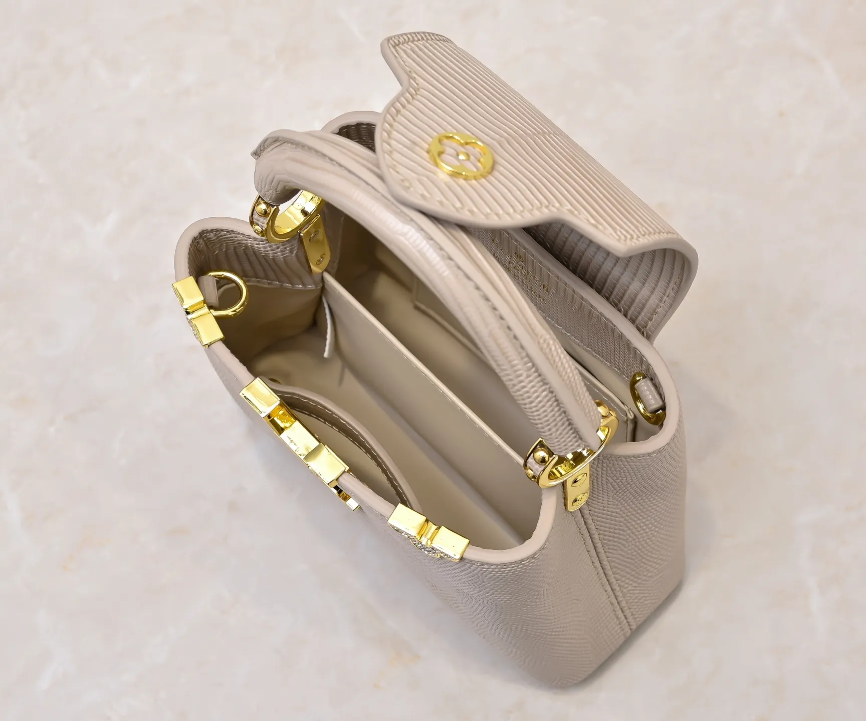Top original P420 Guangzhou goods M12296 apricot lizard leather with gold diamond corolla🔺This Capucines mini handbag is wrapped in gorgeous lizard leather and lined with delicate sheepskin, embellished with dazzling metal parts. The flip cover reads LV letters inside, and a Monogram flower blooms when turned out. Its compact size makes it a dazzling choice for evening occasions. Detailed features 21 x 14 x 8 cm (length x height x width