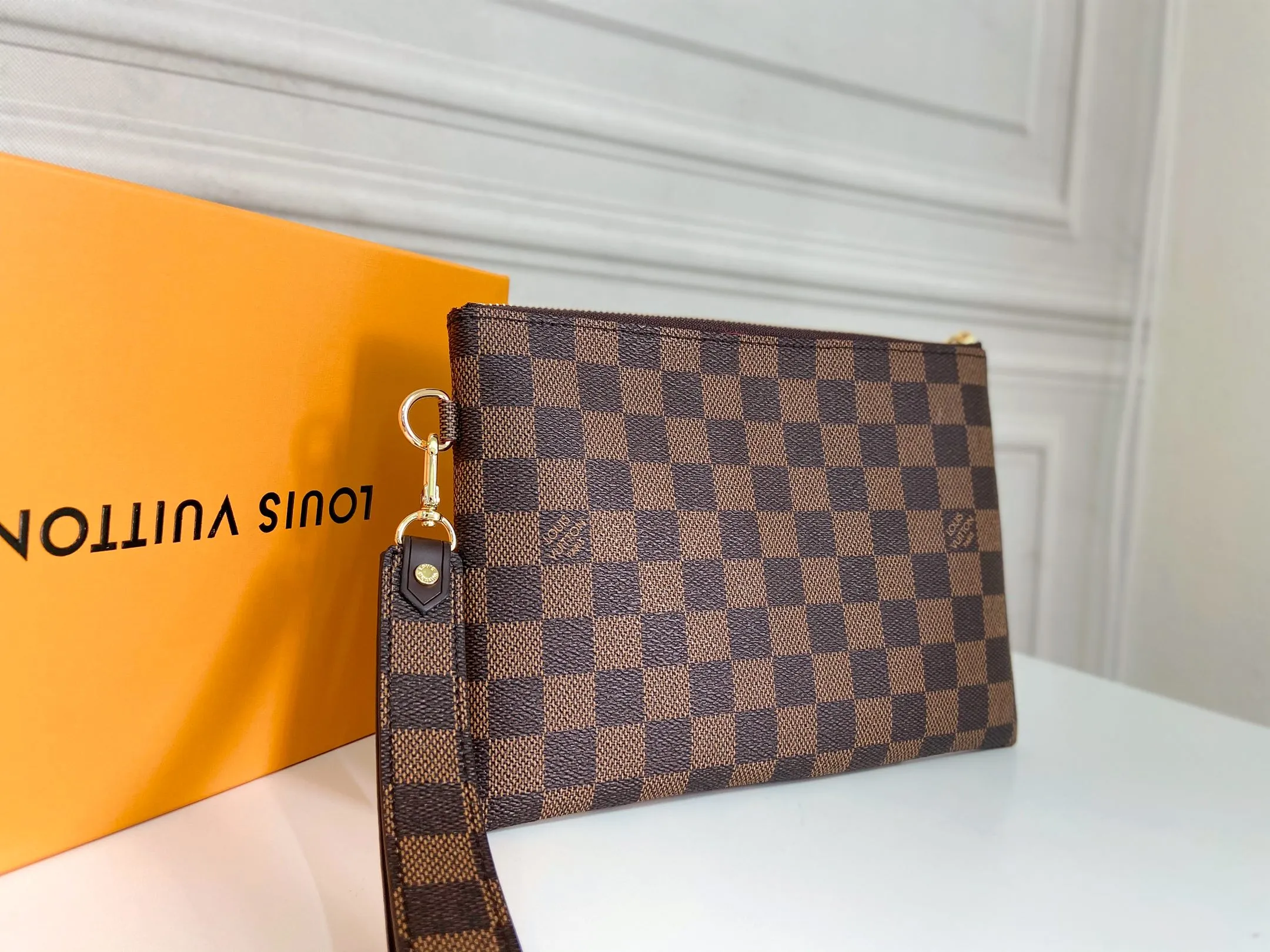💰130 💎Inspired by Louis Vuitton’s classic suitcases, this City bag is made of Monogram canvas and decorated with printed embroidered patches, reminiscent of suitcase stickers from the late 19th century. A removable wrist strap adds practicality and style to this versatile bag design. Style number: M63447. Dimensions: 16.0 x 23.0 x 0.3 cm (length x height x width)