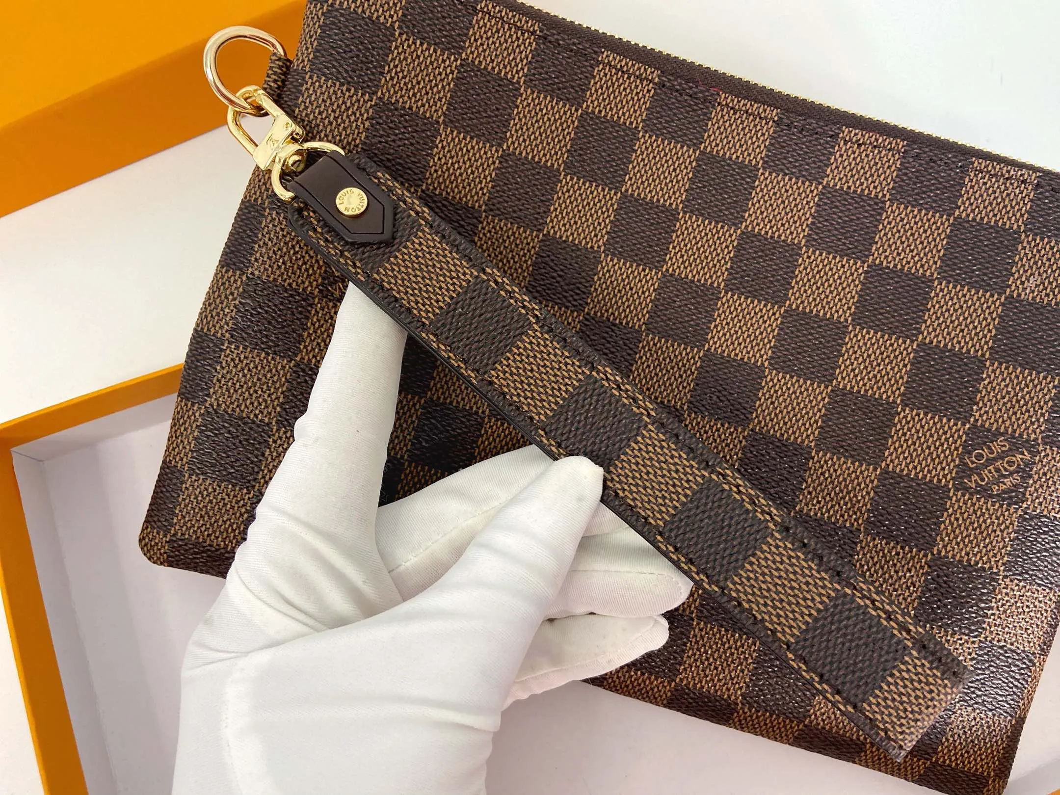 💰130 💎Inspired by Louis Vuitton’s classic suitcases, this City bag is made of Monogram canvas and decorated with printed embroidered patches, reminiscent of suitcase stickers from the late 19th century. A removable wrist strap adds practicality and style to this versatile bag design. Style number: M63447. Dimensions: 16.0 x 23.0 x 0.3 cm (length x height x width)