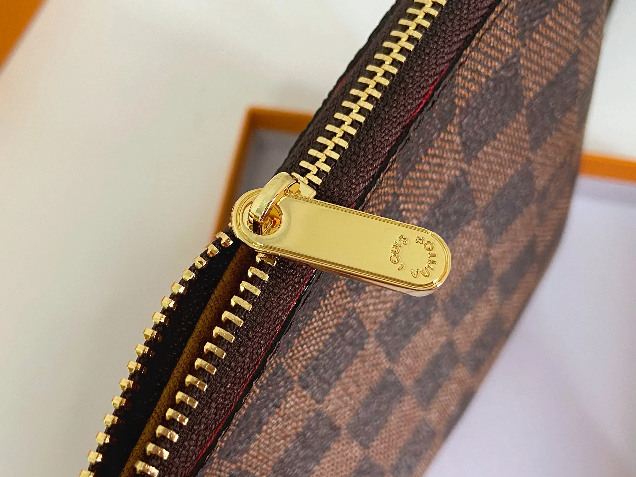 💰130 💎Inspired by Louis Vuitton’s classic suitcases, this City bag is made of Monogram canvas and decorated with printed embroidered patches, reminiscent of suitcase stickers from the late 19th century. A removable wrist strap adds practicality and style to this versatile bag design. Style number: M63447. Dimensions: 16.0 x 23.0 x 0.3 cm (length x height x width)