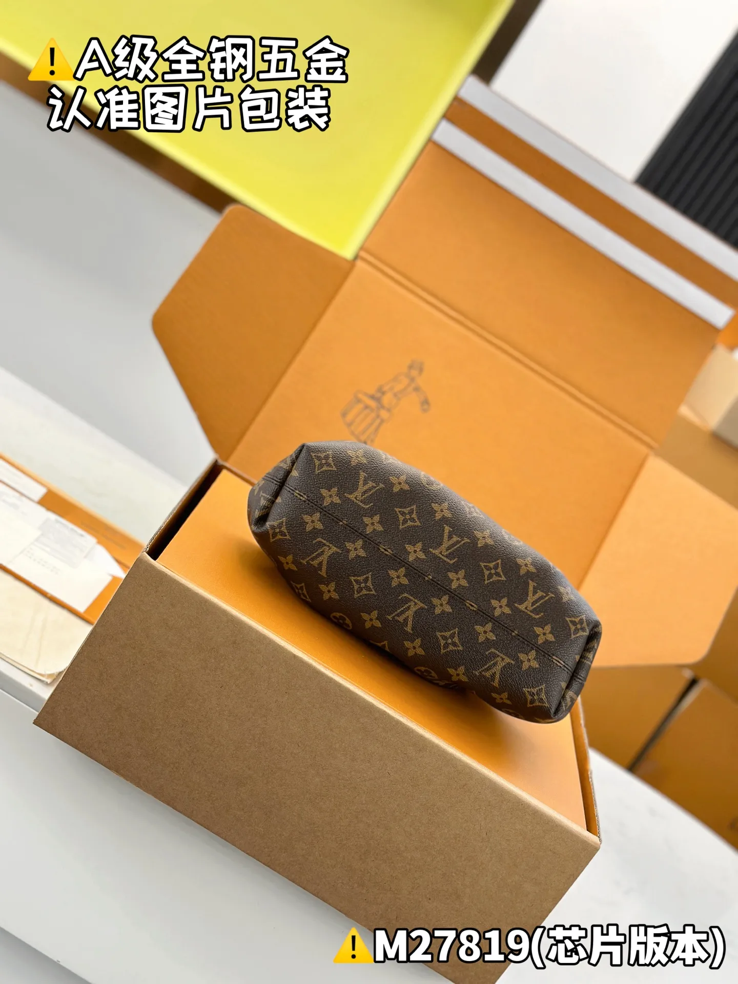 Internal price P1680 [Special grade MB high-elastic fabric] POCHETTE SLING small handbag Model: M27819 Material: A+ grade all-steel hardware, imported high-elastic fabric Packaging: Full set of special grade duty-free MB packaging Dimensions: 16 x 11 x 30 cm (height x width x length)