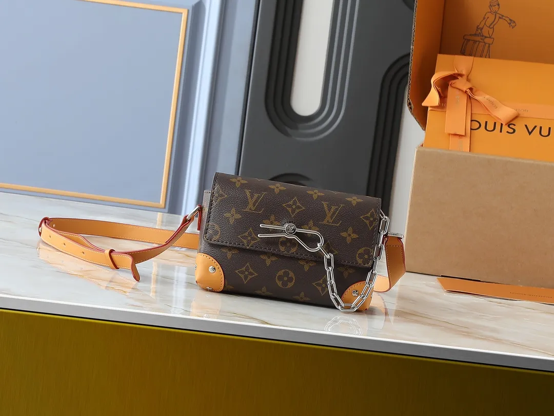 💰240💰Upgraded from the original M81746 M82917 M82916 M82918 M83613 M40674 This Steamer mini handbag is made of bright Taurillon leather and tells the inspiration of the brand's traditional Steamer hard case. A signature pin and chain add a classic touch, while an interior zip pocket and magnetic closure ensure secure storage. Dimensions: 18.0 x 11.0 x 6.5 cm (length x height x width)
