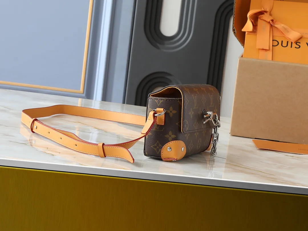 💰240💰Upgraded from the original M81746 M82917 M82916 M82918 M83613 M40674 This Steamer mini handbag is made of bright Taurillon leather and tells the inspiration of the brand's traditional Steamer hard case. A signature pin and chain add a classic touch, while an interior zip pocket and magnetic closure ensure secure storage. Dimensions: 18.0 x 11.0 x 6.5 cm (length x height x width)