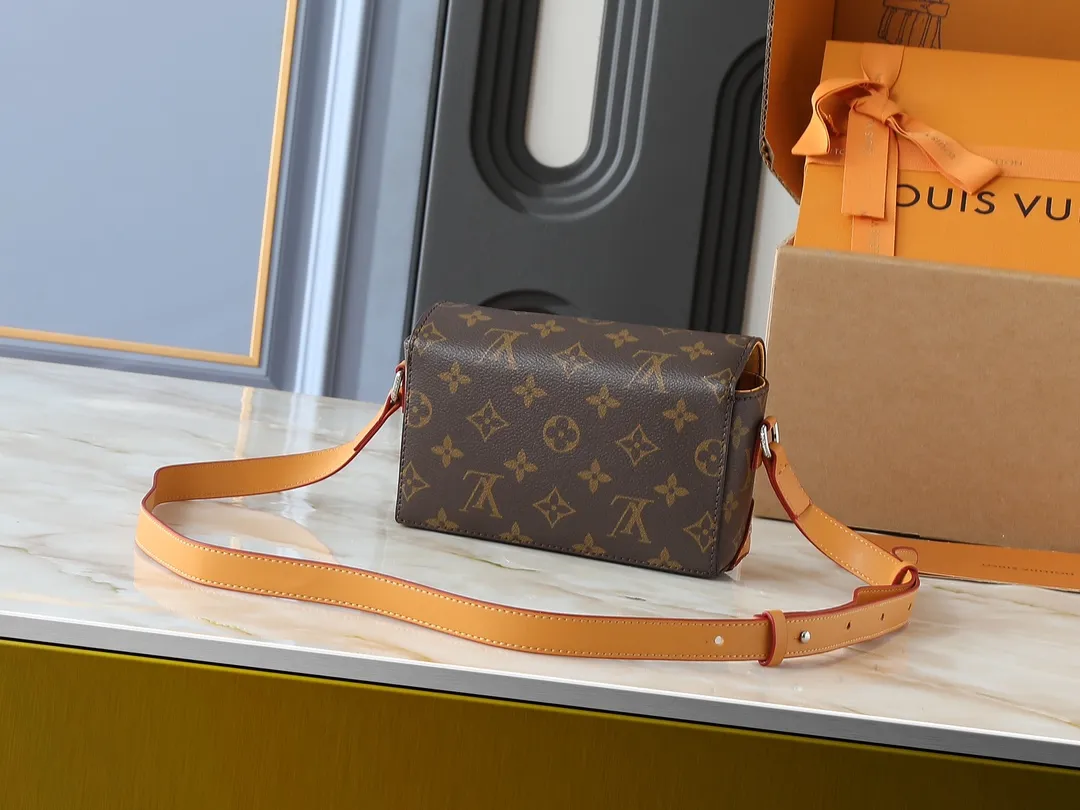 💰240💰Upgraded from the original M81746 M82917 M82916 M82918 M83613 M40674 This Steamer mini handbag is made of bright Taurillon leather and tells the inspiration of the brand's traditional Steamer hard case. A signature pin and chain add a classic touch, while an interior zip pocket and magnetic closure ensure secure storage. Dimensions: 18.0 x 11.0 x 6.5 cm (length x height x width)