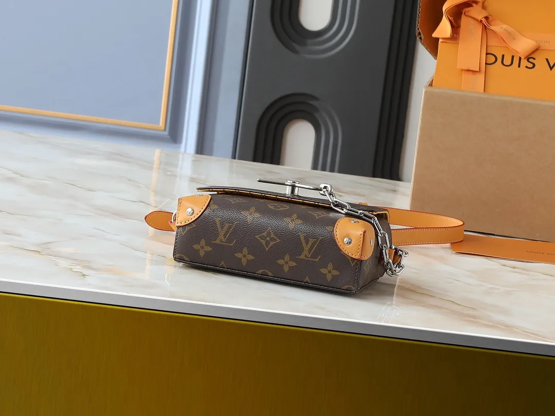 💰240💰Upgraded from the original M81746 M82917 M82916 M82918 M83613 M40674 This Steamer mini handbag is made of bright Taurillon leather and tells the inspiration of the brand's traditional Steamer hard case. A signature pin and chain add a classic touch, while an interior zip pocket and magnetic closure ensure secure storage. Dimensions: 18.0 x 11.0 x 6.5 cm (length x height x width)