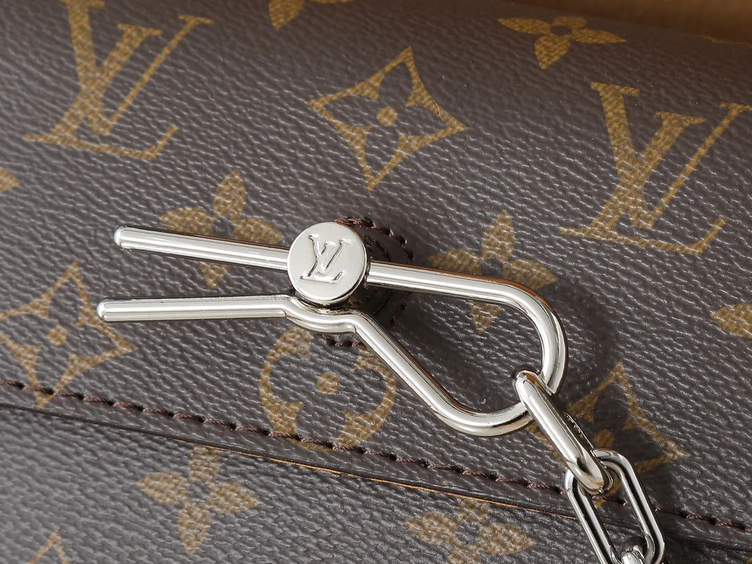 💰240💰Upgraded from the original M81746 M82917 M82916 M82918 M83613 M40674 This Steamer mini handbag is made of bright Taurillon leather and tells the inspiration of the brand's traditional Steamer hard case. A signature pin and chain add a classic touch, while an interior zip pocket and magnetic closure ensure secure storage. Dimensions: 18.0 x 11.0 x 6.5 cm (length x height x width)