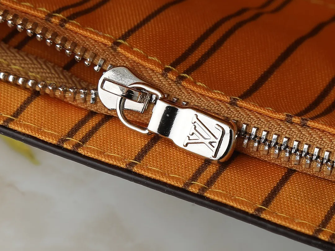 💰240💰Upgraded from the original M81746 M82917 M82916 M82918 M83613 M40674 This Steamer mini handbag is made of bright Taurillon leather and tells the inspiration of the brand's traditional Steamer hard case. A signature pin and chain add a classic touch, while an interior zip pocket and magnetic closure ensure secure storage. Dimensions: 18.0 x 11.0 x 6.5 cm (length x height x width)