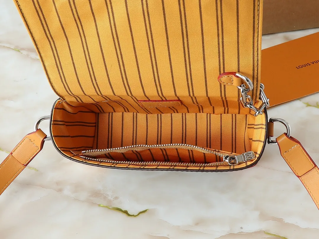💰240💰Upgraded from the original M81746 M82917 M82916 M82918 M83613 M40674 This Steamer mini handbag is made of bright Taurillon leather and tells the inspiration of the brand's traditional Steamer hard case. A signature pin and chain add a classic touch, while an interior zip pocket and magnetic closure ensure secure storage. Dimensions: 18.0 x 11.0 x 6.5 cm (length x height x width)