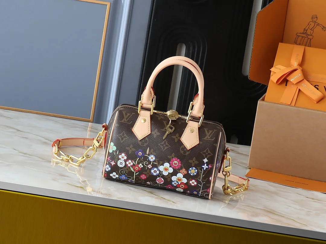 💰240💰Upgraded original version 🔥Version hardware shoulder strap🔥M14175 M46234 This Speedy Bandoulière 20 handbag combines Monogram canvas and cow leather trim, and uses the bright elements of the Louis Vuitton x Murakami reissue series to convey trendy style. The Monogram floral pattern is recreated in Murakami's "super-flat" artistic concept on the front and back, and the zipper closure is decorated with a dazzling padlock. Toron handles and a detachable and adjustable chain allow for comfortable carrying. Dimensions: 20.5 x 13.5 x 12.0 cm (length x height x width)