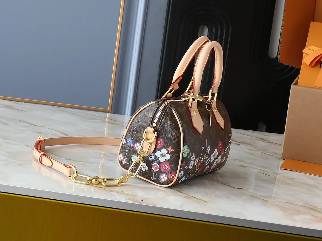 💰240💰Upgraded original version 🔥Version hardware shoulder strap🔥M14175 M46234 This Speedy Bandoulière 20 handbag combines Monogram canvas and cow leather trim, and uses the bright elements of the Louis Vuitton x Murakami reissue series to convey trendy style. The Monogram floral pattern is recreated in Murakami's "super-flat" artistic concept on the front and back, and the zipper closure is decorated with a dazzling padlock. Toron handles and a detachable and adjustable chain allow for comfortable carrying. Dimensions: 20.5 x 13.5 x 12.0 cm (length x height x width)