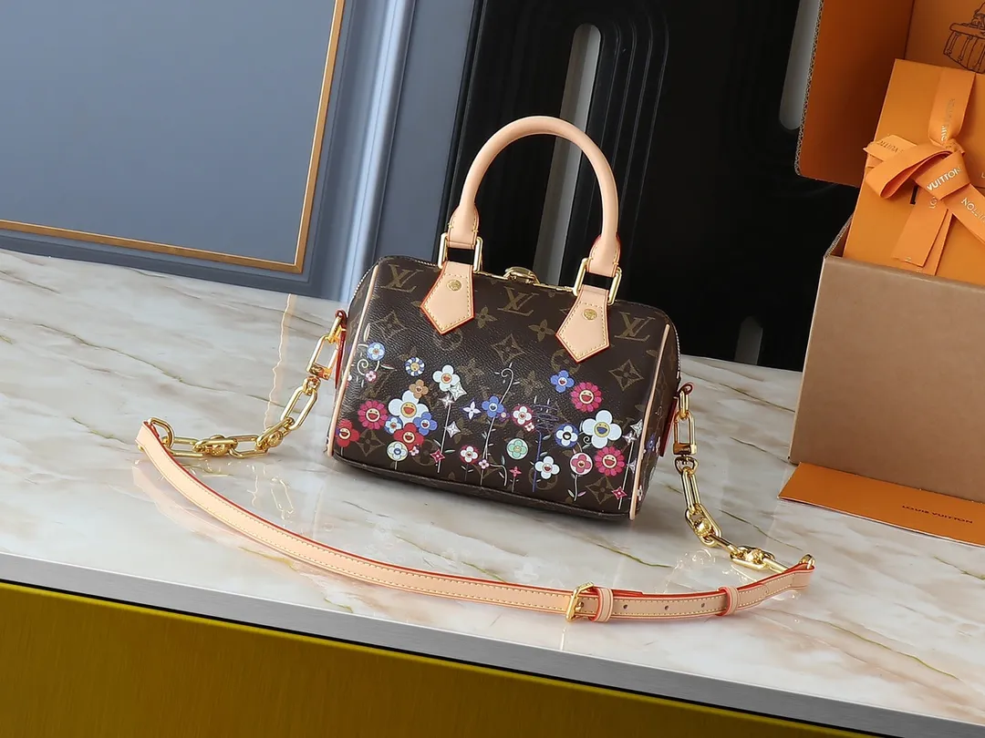💰240💰Upgraded original version 🔥Version hardware shoulder strap🔥M14175 M46234 This Speedy Bandoulière 20 handbag combines Monogram canvas and cow leather trim, and uses the bright elements of the Louis Vuitton x Murakami reissue series to convey trendy style. The Monogram floral pattern is recreated in Murakami's "super-flat" artistic concept on the front and back, and the zipper closure is decorated with a dazzling padlock. Toron handles and a detachable and adjustable chain allow for comfortable carrying. Dimensions: 20.5 x 13.5 x 12.0 cm (length x height x width)