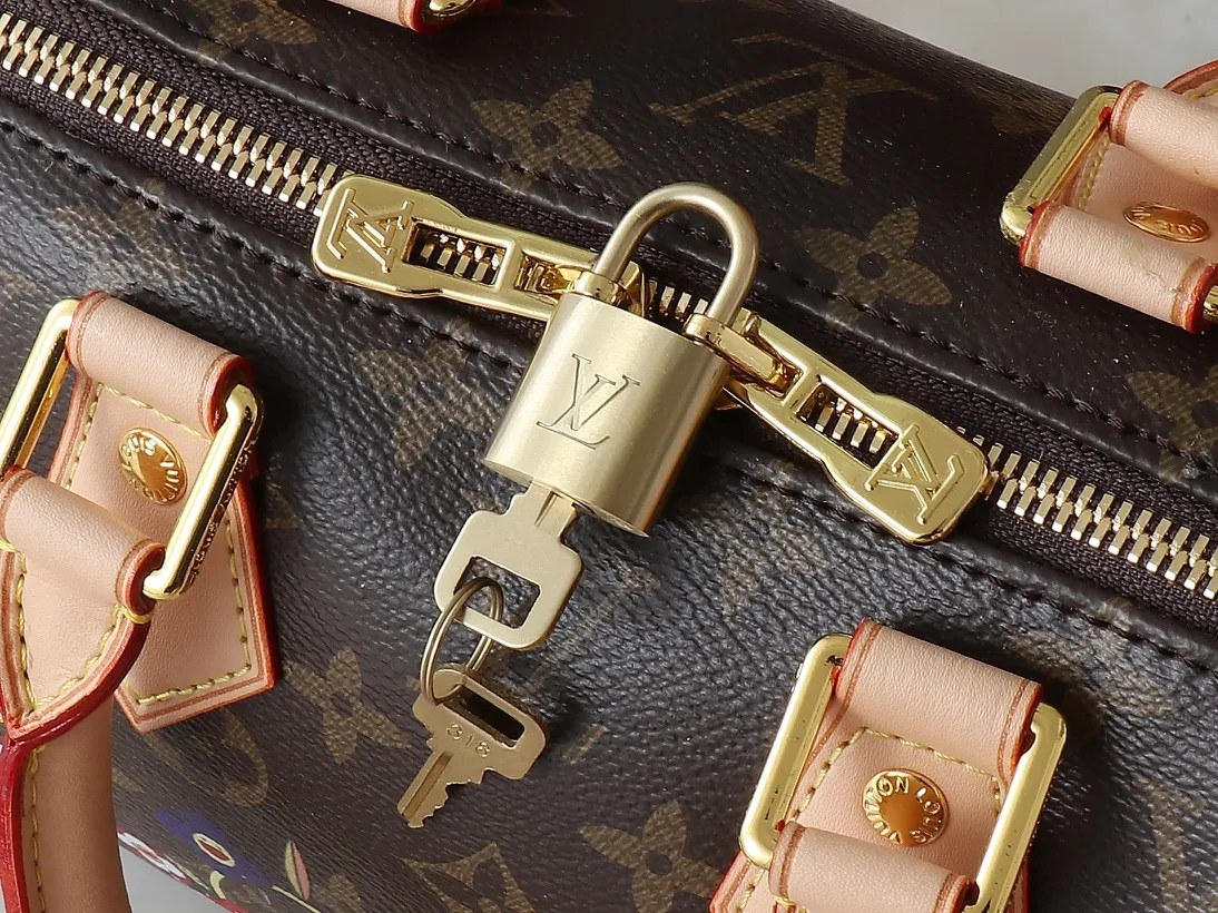 💰240💰Upgraded original version 🔥Version hardware shoulder strap🔥M14175 M46234 This Speedy Bandoulière 20 handbag combines Monogram canvas and cow leather trim, and uses the bright elements of the Louis Vuitton x Murakami reissue series to convey trendy style. The Monogram floral pattern is recreated in Murakami's "super-flat" artistic concept on the front and back, and the zipper closure is decorated with a dazzling padlock. Toron handles and a detachable and adjustable chain allow for comfortable carrying. Dimensions: 20.5 x 13.5 x 12.0 cm (length x height x width)
