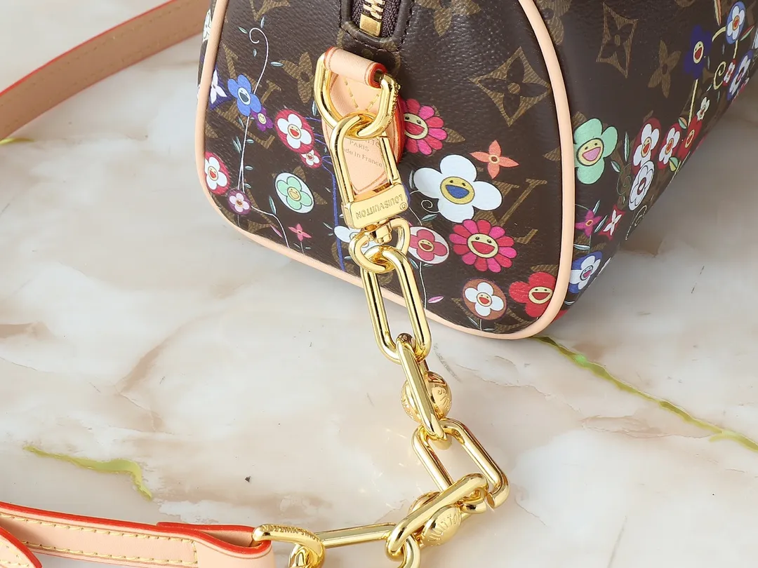 💰240💰Upgraded original version 🔥Version hardware shoulder strap🔥M14175 M46234 This Speedy Bandoulière 20 handbag combines Monogram canvas and cow leather trim, and uses the bright elements of the Louis Vuitton x Murakami reissue series to convey trendy style. The Monogram floral pattern is recreated in Murakami's "super-flat" artistic concept on the front and back, and the zipper closure is decorated with a dazzling padlock. Toron handles and a detachable and adjustable chain allow for comfortable carrying. Dimensions: 20.5 x 13.5 x 12.0 cm (length x height x width)