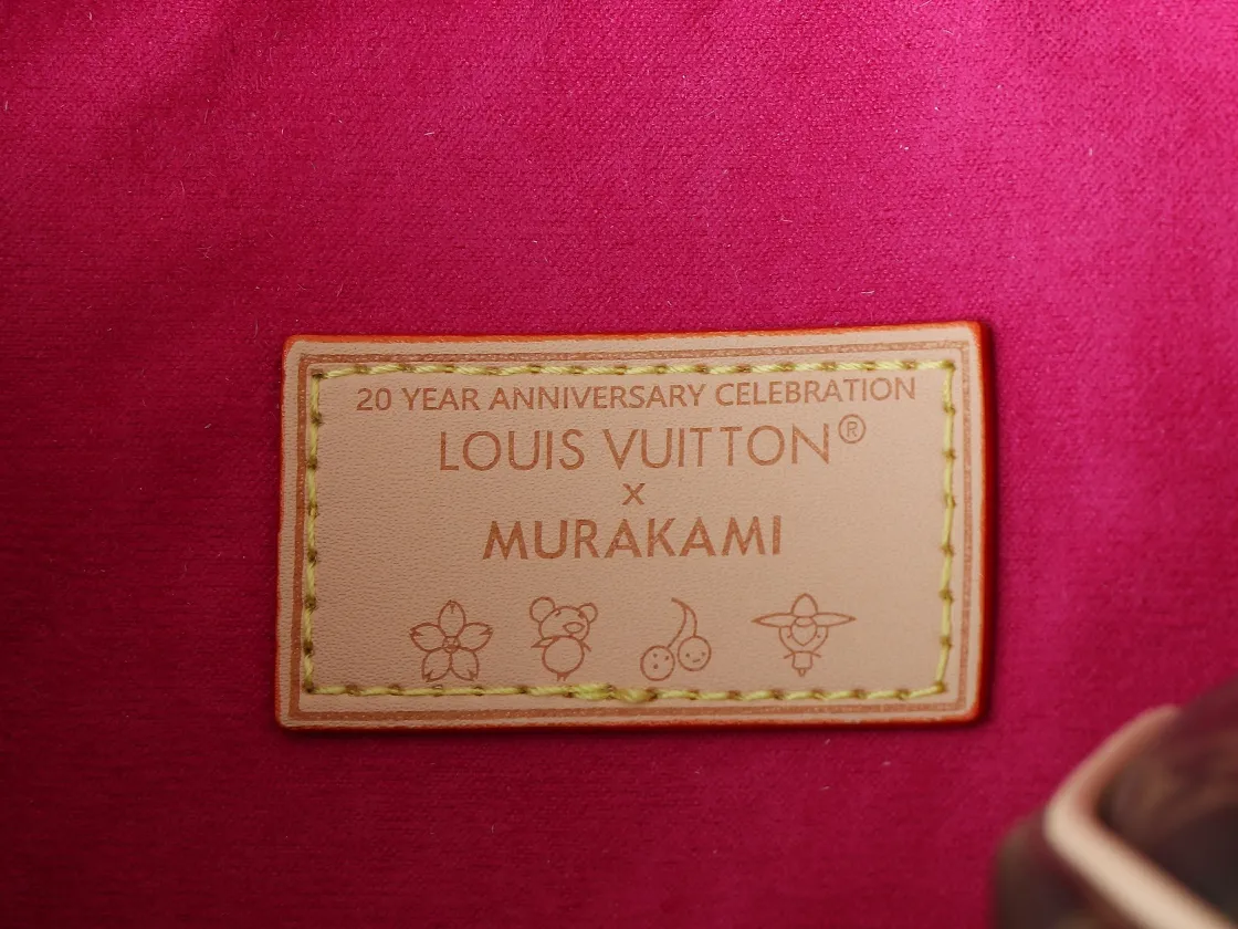 💰240💰Upgraded original version 🔥Version hardware shoulder strap🔥M14175 M46234 This Speedy Bandoulière 20 handbag combines Monogram canvas and cow leather trim, and uses the bright elements of the Louis Vuitton x Murakami reissue series to convey trendy style. The Monogram floral pattern is recreated in Murakami's "super-flat" artistic concept on the front and back, and the zipper closure is decorated with a dazzling padlock. Toron handles and a detachable and adjustable chain allow for comfortable carrying. Dimensions: 20.5 x 13.5 x 12.0 cm (length x height x width)