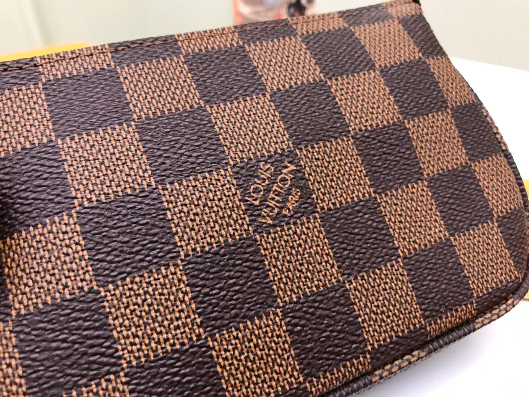Factory price 240 [Top original order] N58009 Brown 👏👏 This accessory bag opens with a zipper and comes with a gold chain, which can be attached to the D-ring on most Louis Vuitton handbags. Size: 15.5x10.5x4.0cm, packaging: with box