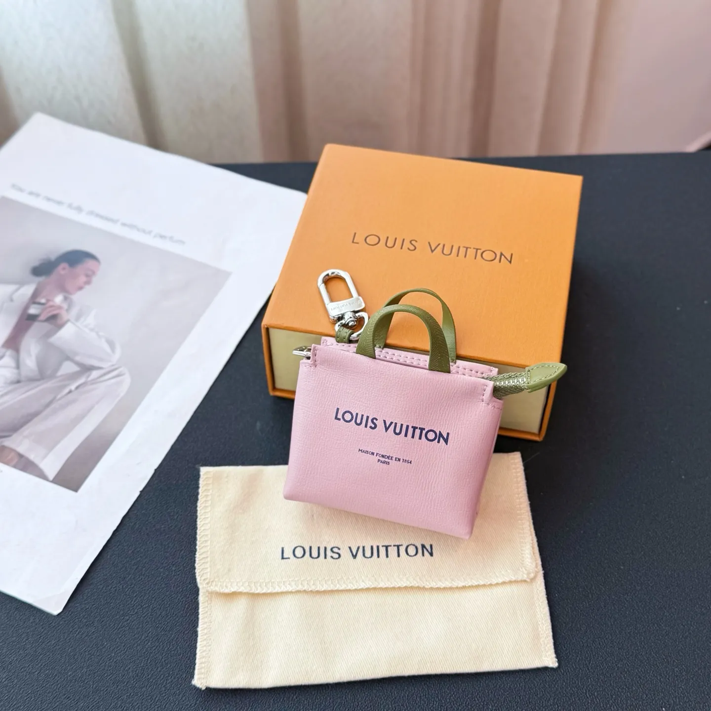 💰580 Top original new product mini shopping bag pendant M02699 ☀️Louis Vuitton LV MINI SHOPPER bag ornaments key chain pendant ☀️ LV Mini Shopper bag ornaments use unique and creative interpretation of classic elements to pay tribute to the brand's iconic handbag design. The bright leather features contrasting text, and the perfect size can accommodate small items such as wireless headphones or credit cards.