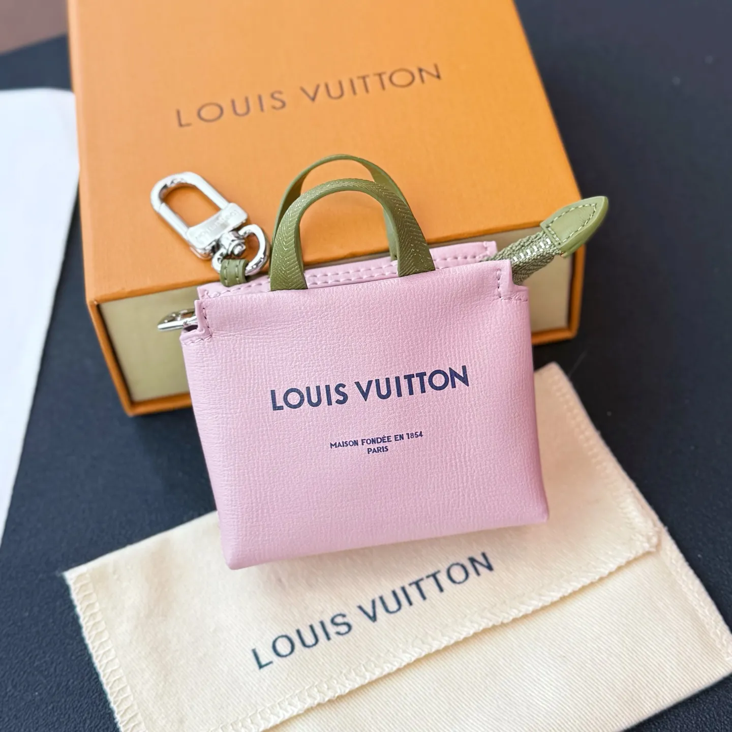 💰580 Top original new product mini shopping bag pendant M02699 ☀️Louis Vuitton LV MINI SHOPPER bag ornaments key chain pendant ☀️ LV Mini Shopper bag ornaments use unique and creative interpretation of classic elements to pay tribute to the brand's iconic handbag design. The bright leather features contrasting text, and the perfect size can accommodate small items such as wireless headphones or credit cards.