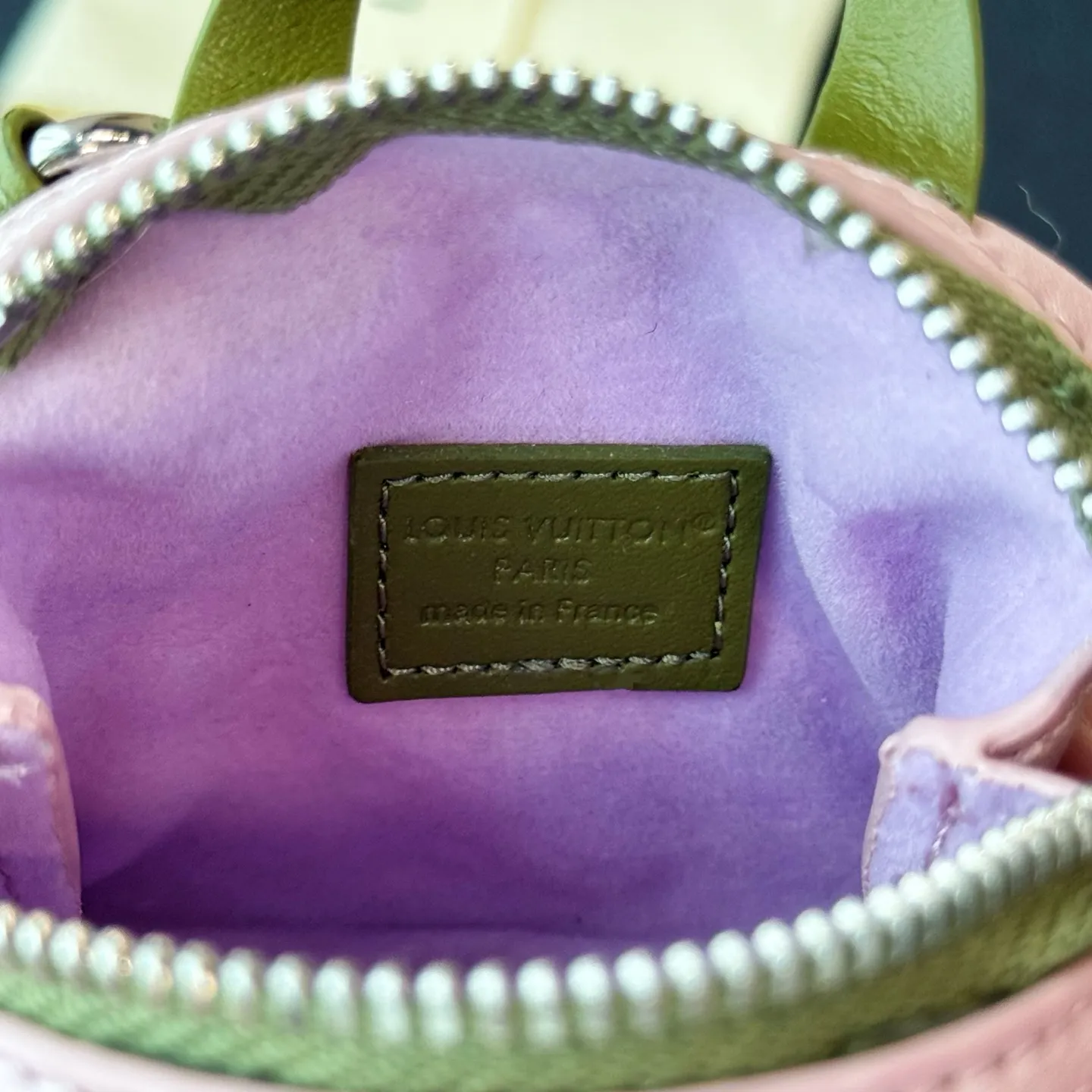 💰580 Top original new product mini shopping bag pendant M02699 ☀️Louis Vuitton LV MINI SHOPPER bag ornaments key chain pendant ☀️ LV Mini Shopper bag ornaments use unique and creative interpretation of classic elements to pay tribute to the brand's iconic handbag design. The bright leather features contrasting text, and the perfect size can accommodate small items such as wireless headphones or credit cards.