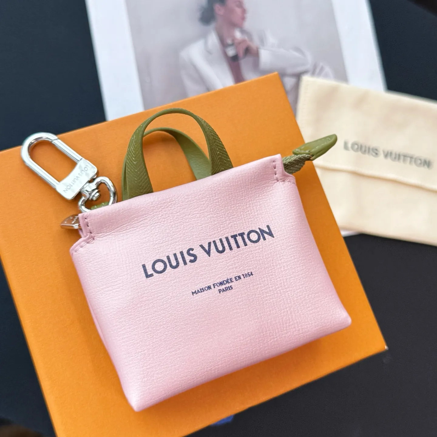 💰580 Top original new product mini shopping bag pendant M02699 ☀️Louis Vuitton LV MINI SHOPPER bag ornaments key chain pendant ☀️ LV Mini Shopper bag ornaments use unique and creative interpretation of classic elements to pay tribute to the brand's iconic handbag design. The bright leather features contrasting text, and the perfect size can accommodate small items such as wireless headphones or credit cards.